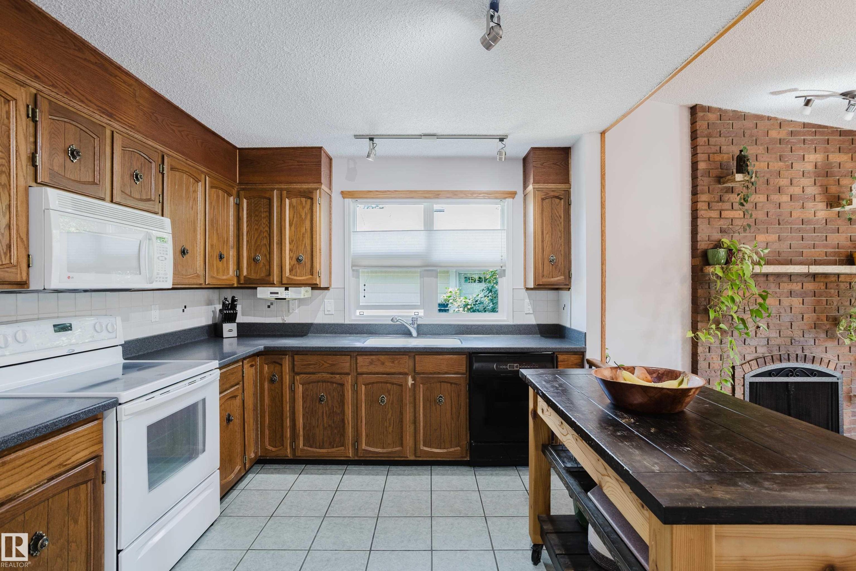 10433 32A Avenue Nw, Edmonton, AB - Indoor Photo Showing Kitchen