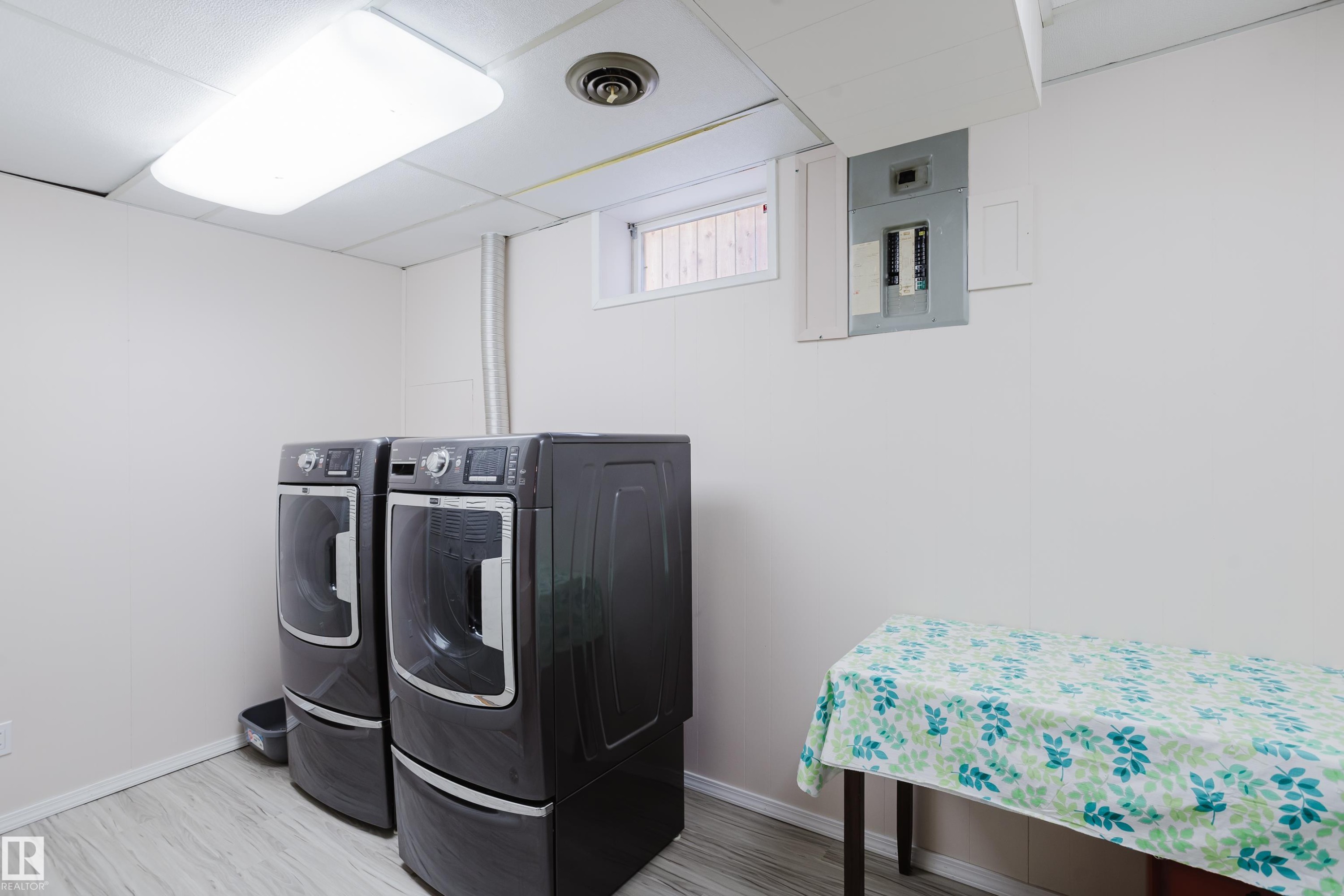 10433 32A Avenue Nw, Edmonton, AB - Indoor Photo Showing Laundry Room