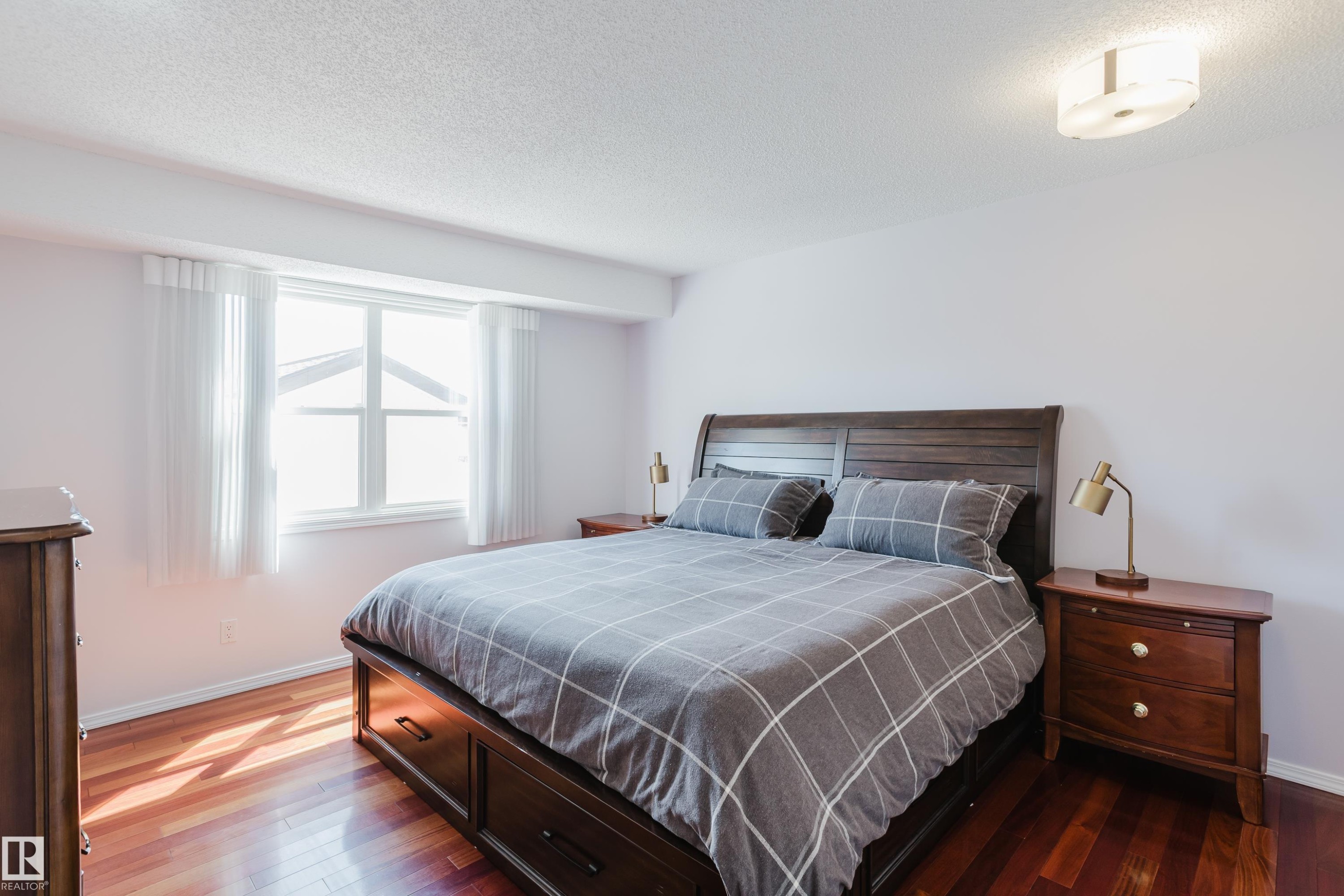 10433 32A Avenue Nw, Edmonton, AB - Indoor Photo Showing Bedroom