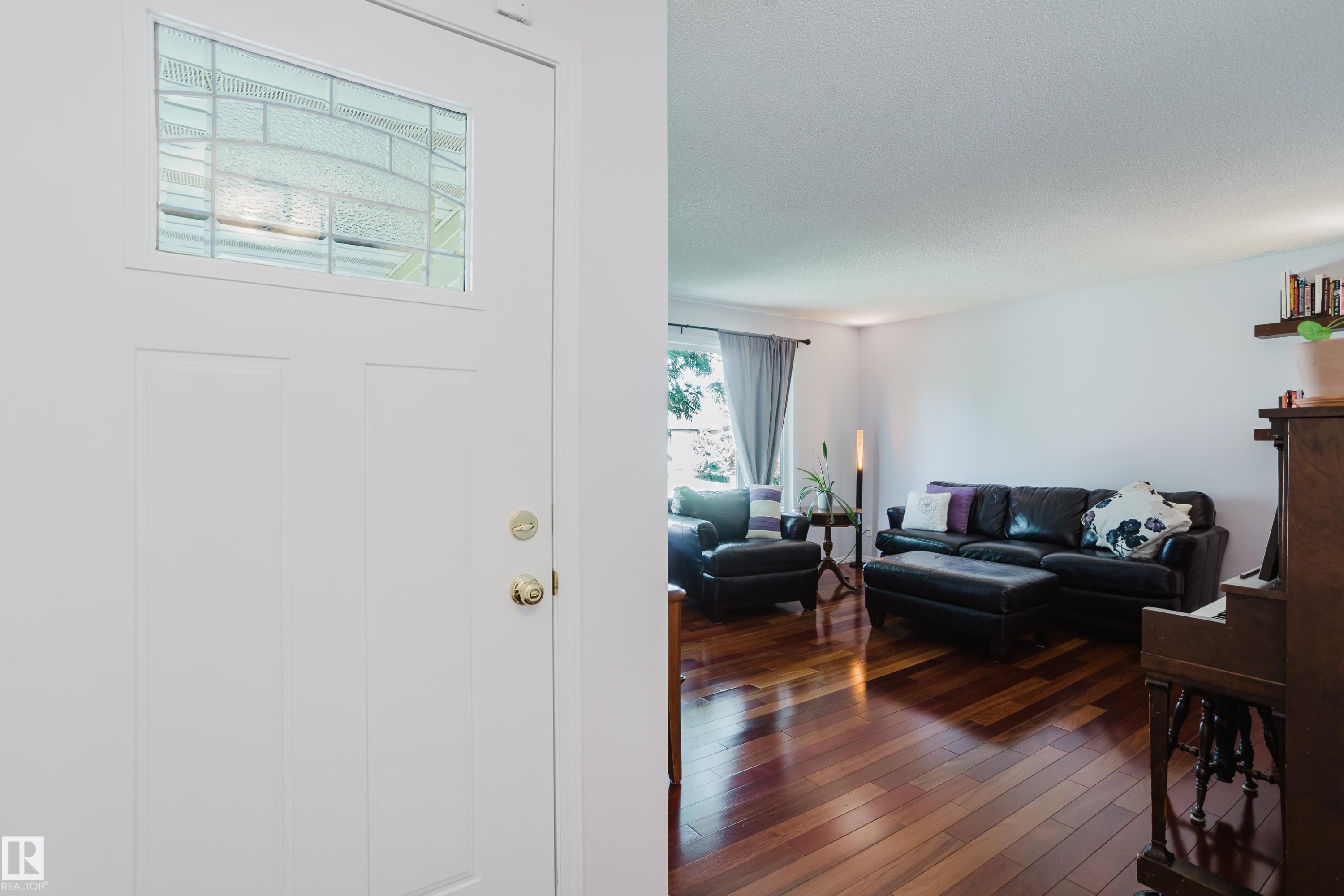 10433 32A Avenue Nw, Edmonton, AB - Indoor Photo Showing Living Room