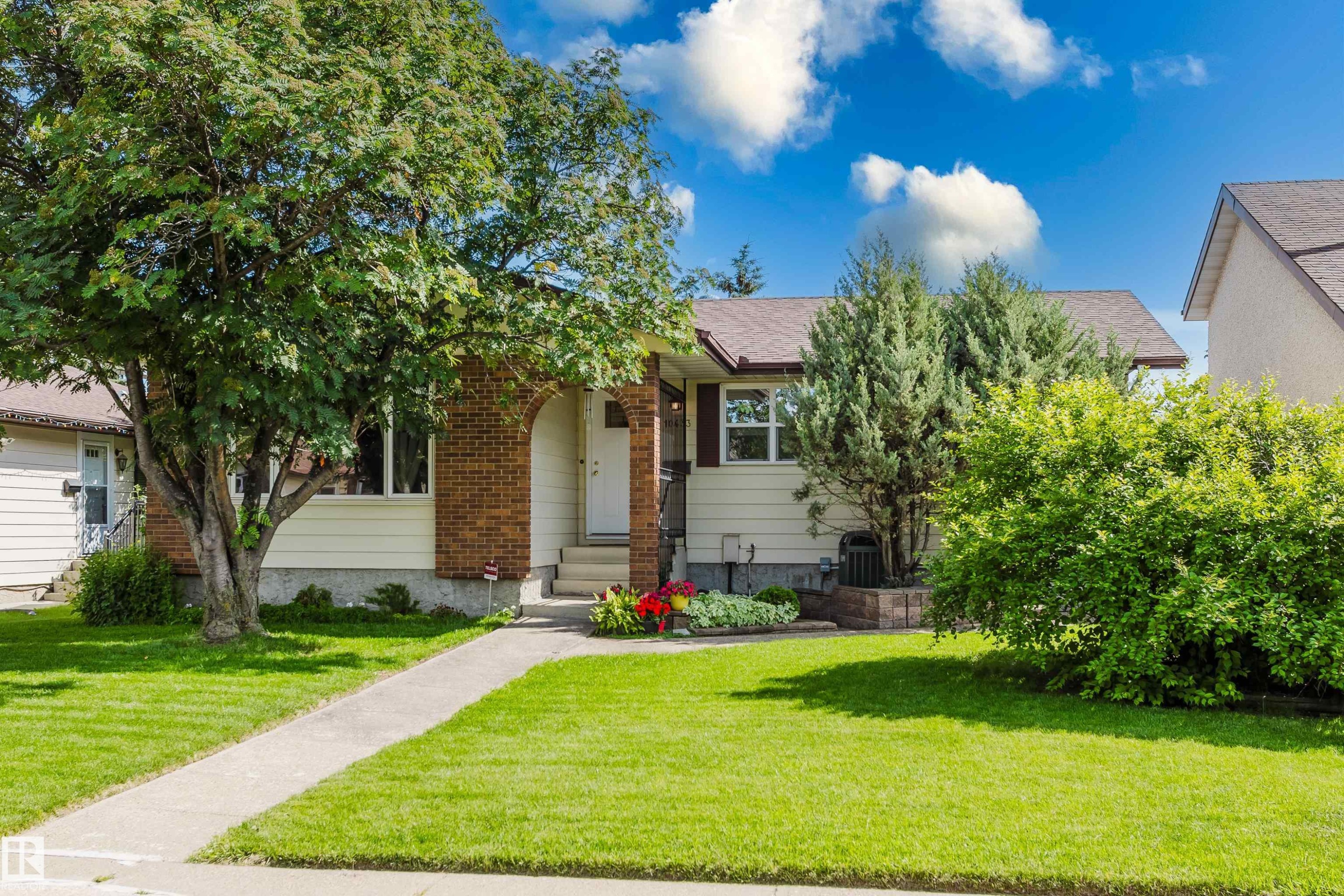 10433 32A Avenue Nw, Edmonton, AB - Outdoor With Facade