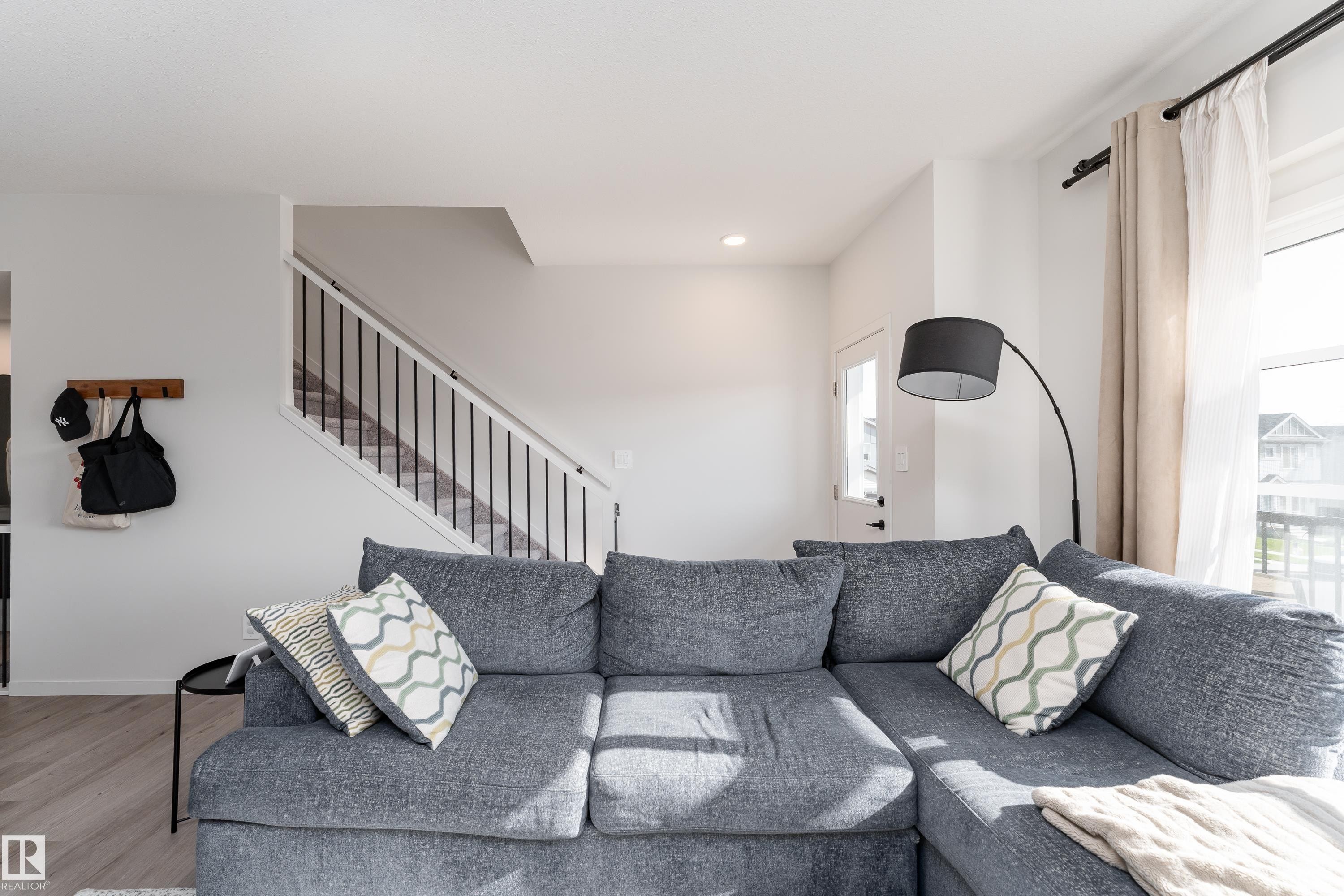516 37 Street Sw, Edmonton, AB - Indoor Photo Showing Living Room