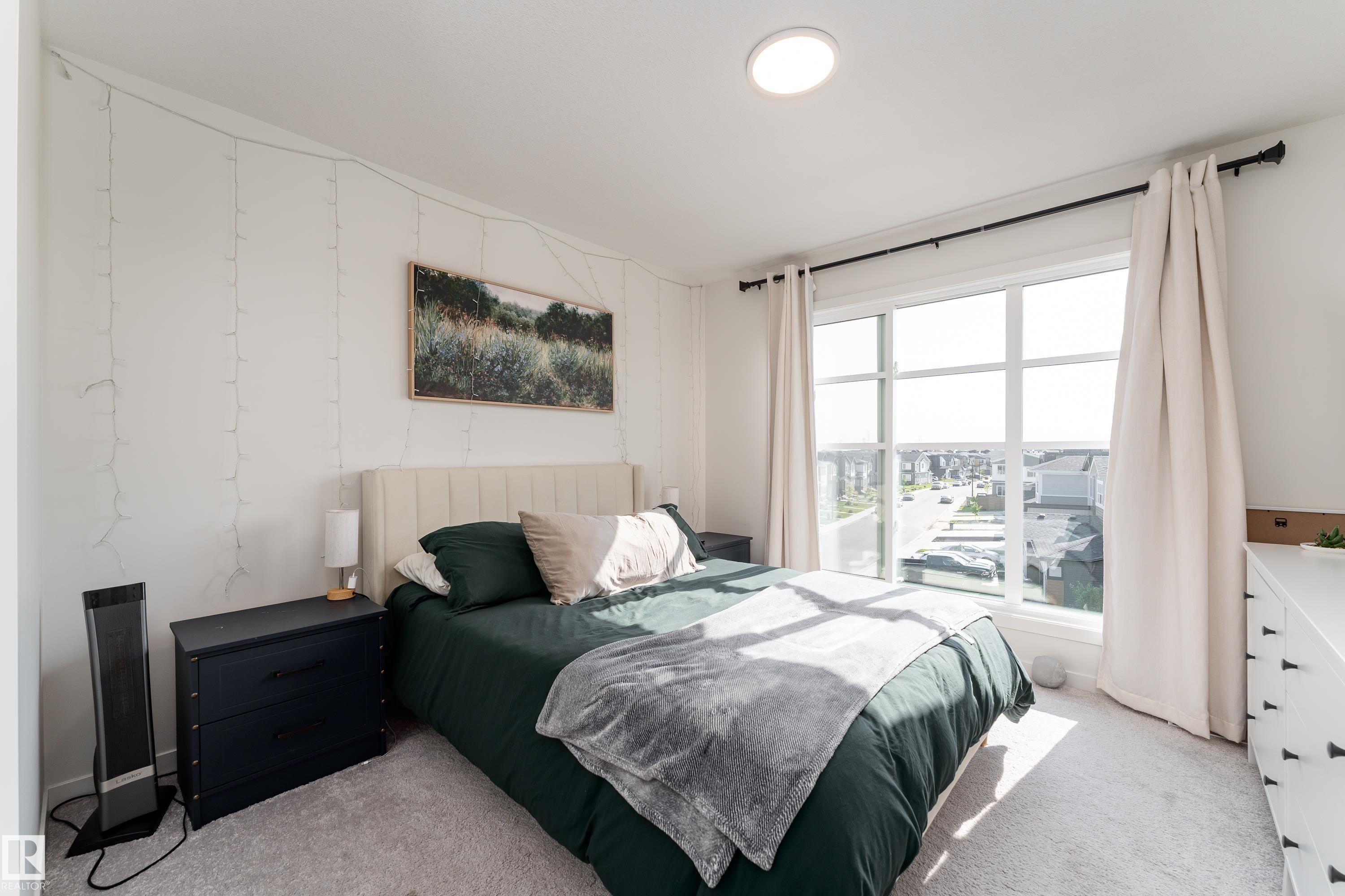 516 37 Street Sw, Edmonton, AB - Indoor Photo Showing Bedroom