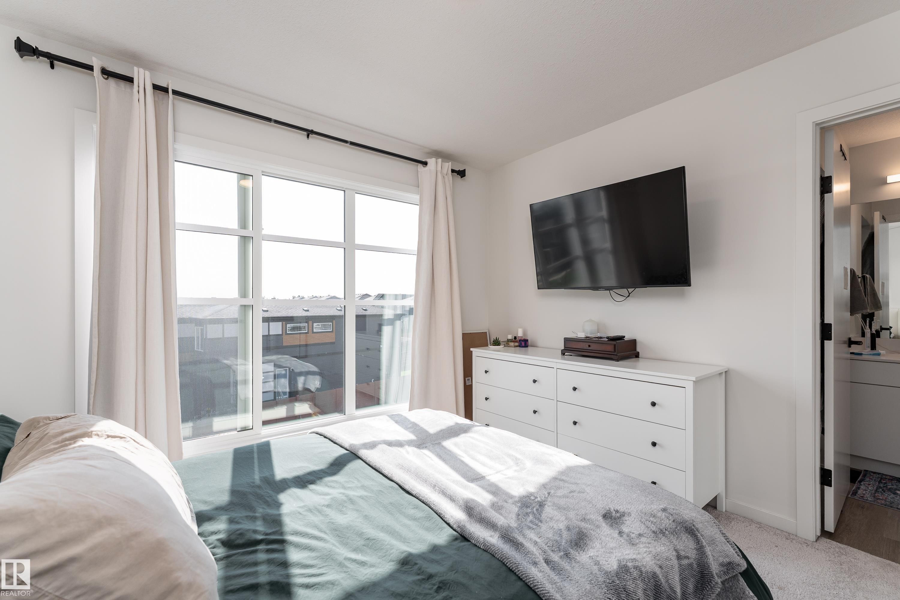 516 37 Street Sw, Edmonton, AB - Indoor Photo Showing Bedroom