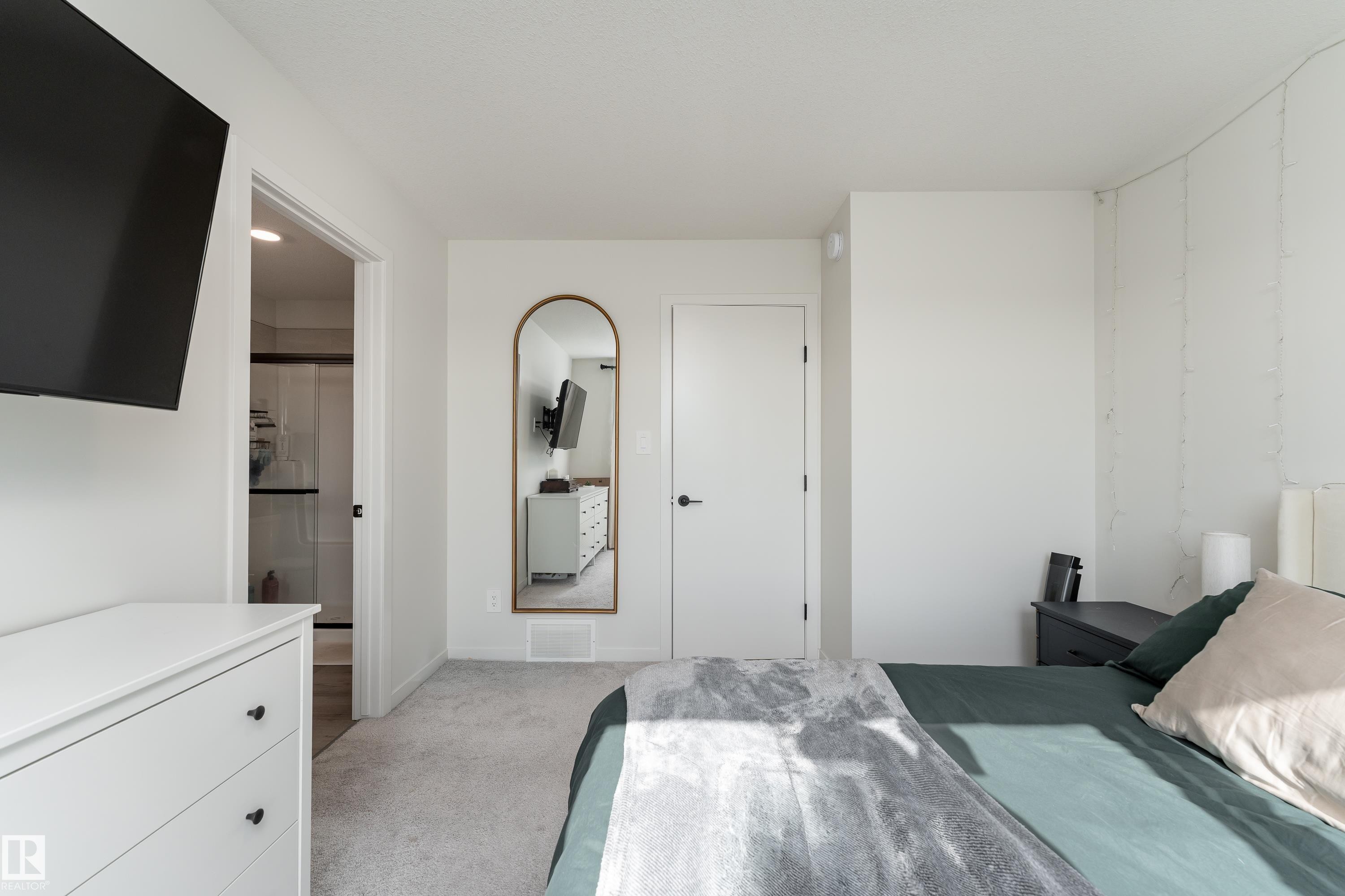 516 37 Street Sw, Edmonton, AB - Indoor Photo Showing Bedroom