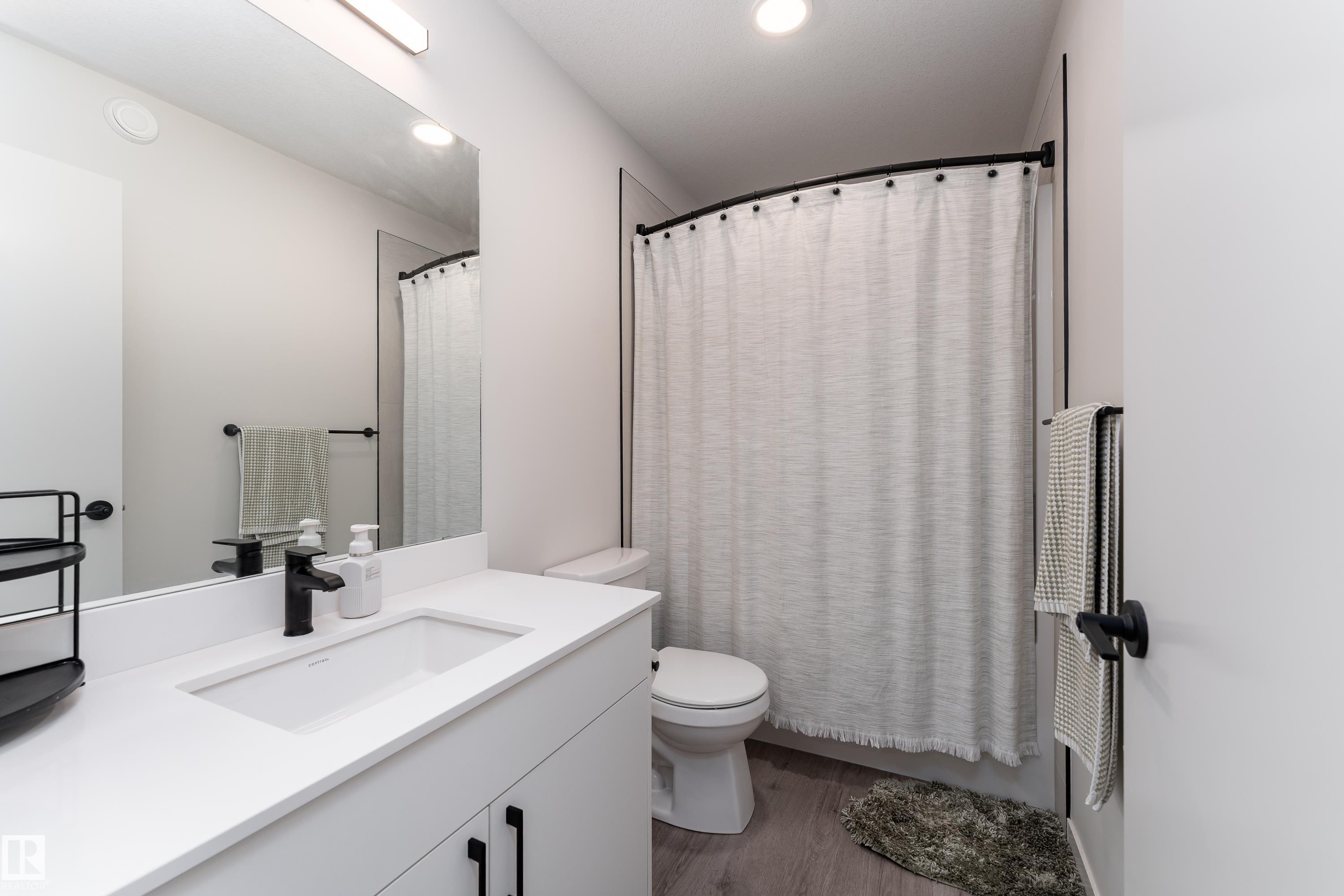 516 37 Street Sw, Edmonton, AB - Indoor Photo Showing Bathroom