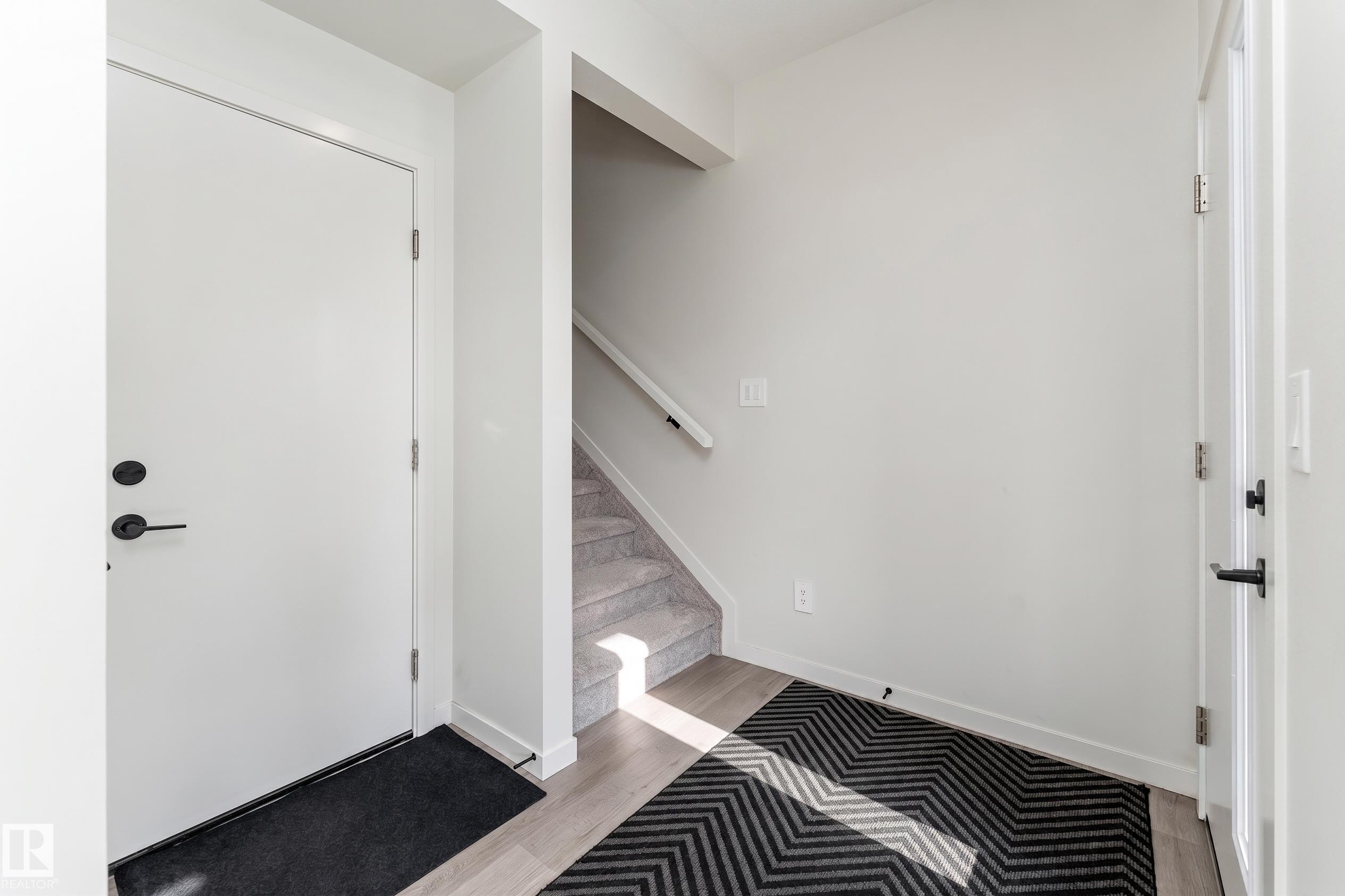 516 37 Street Sw, Edmonton, AB - Indoor Photo Showing Other Room