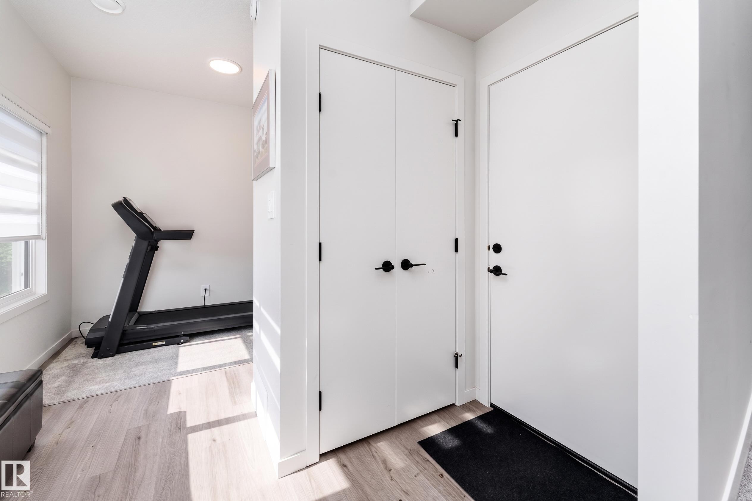 516 37 Street Sw, Edmonton, AB - Indoor Photo Showing Other Room
