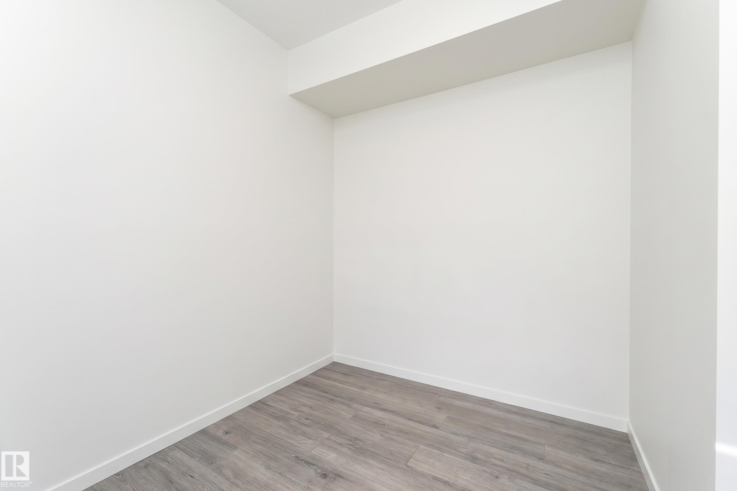 516 37 Street Sw, Edmonton, AB - Indoor Photo Showing Other Room