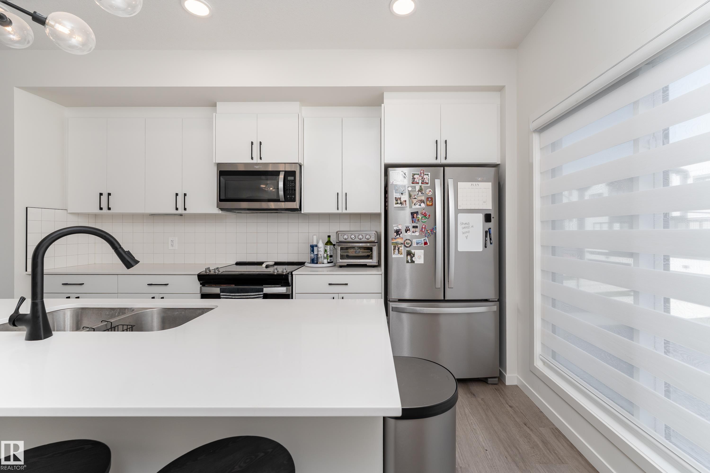 516 37 Street Sw, Edmonton, AB - Indoor Photo Showing Kitchen With Stainless Steel Kitchen With Double Sink With Upgraded Kitchen
