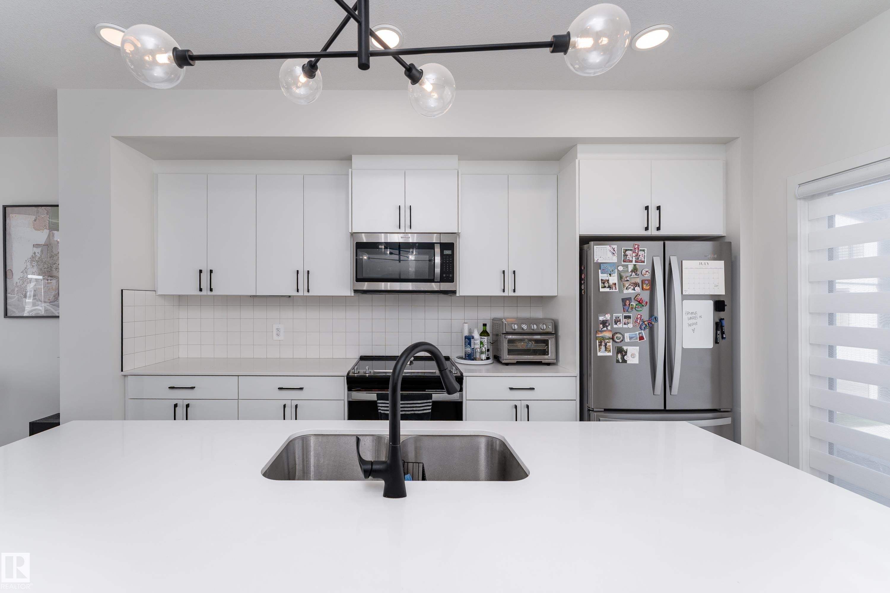 516 37 Street Sw, Edmonton, AB - Indoor Photo Showing Kitchen