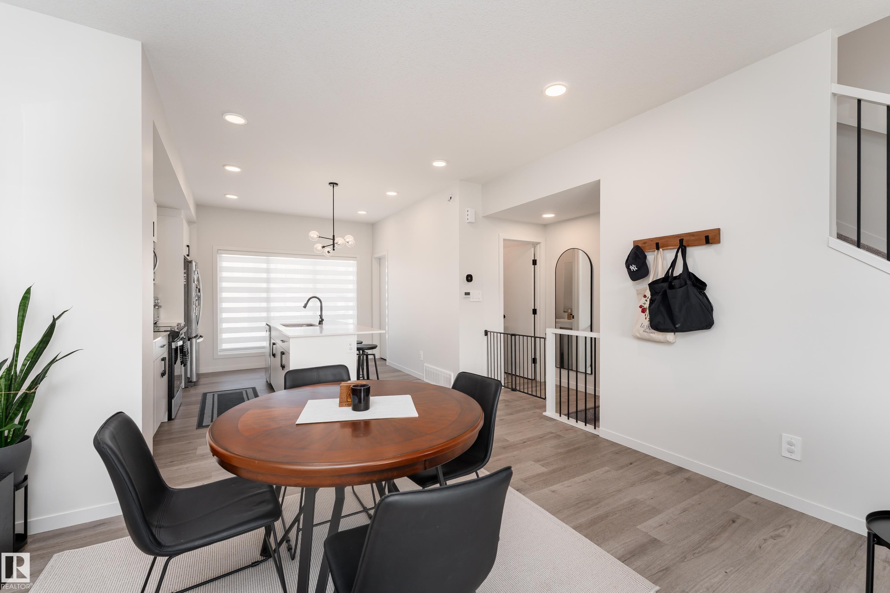 516 37 Street Sw, Edmonton, AB - Indoor Photo Showing Dining Room
