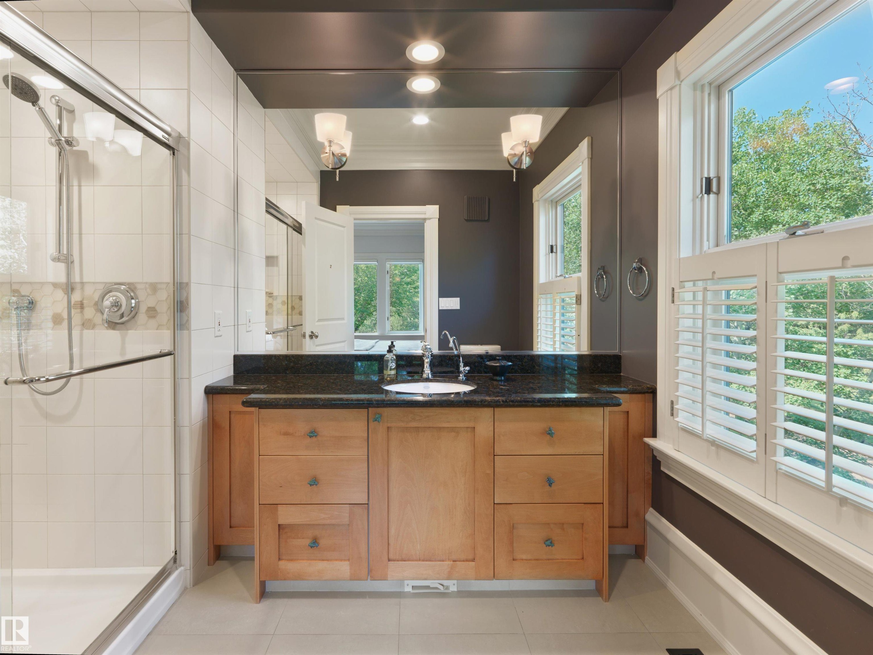 237 Wilson Lane Nw, Edmonton, AB - Indoor Photo Showing Bathroom