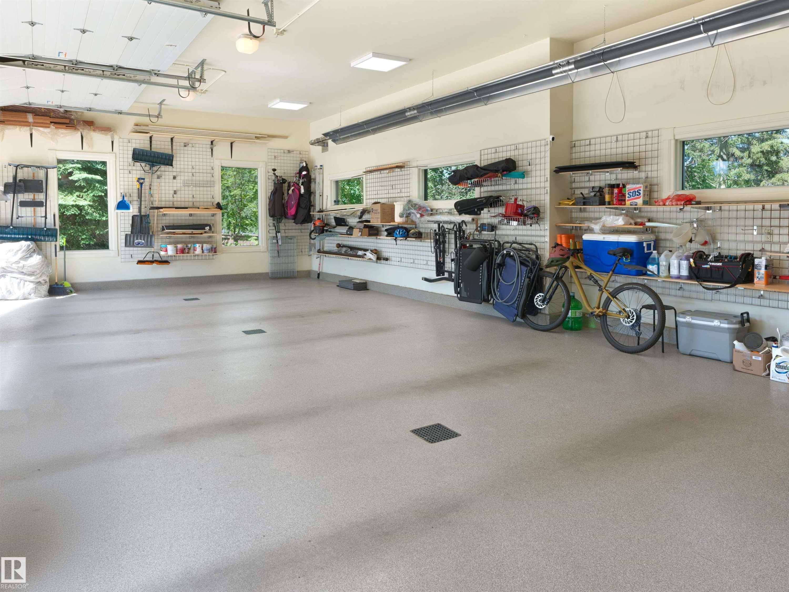 237 Wilson Lane Nw, Edmonton, AB - Indoor Photo Showing Garage