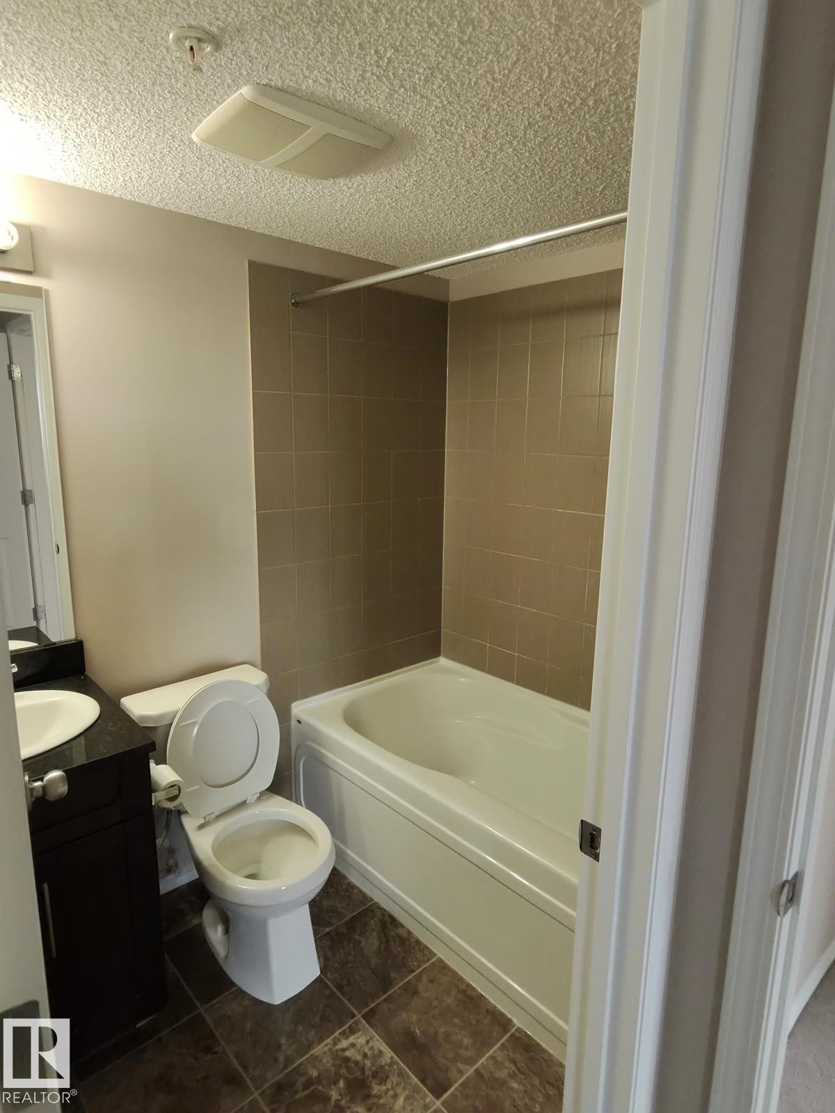 #303 1060 Mcconachie Bv Nw, Edmonton, AB - Indoor Photo Showing Bathroom