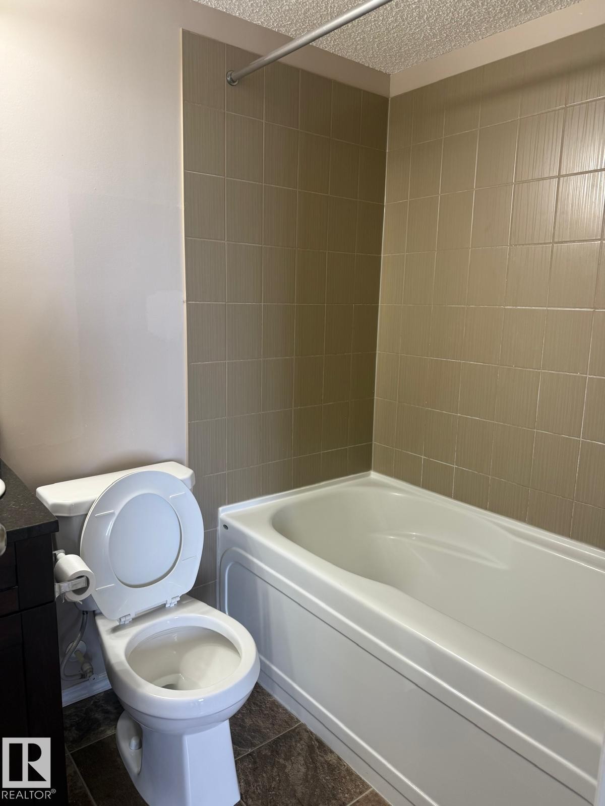 #303 1060 Mcconachie Bv Nw, Edmonton, AB - Indoor Photo Showing Bathroom