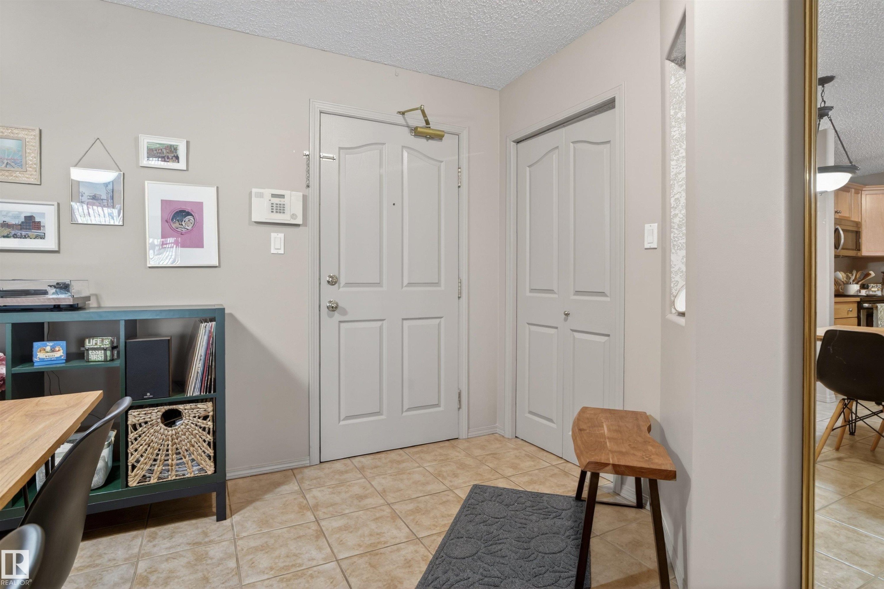 #110 2903 Rabbit Hill Rd Nw, Edmonton, AB - Indoor Photo Showing Other Room