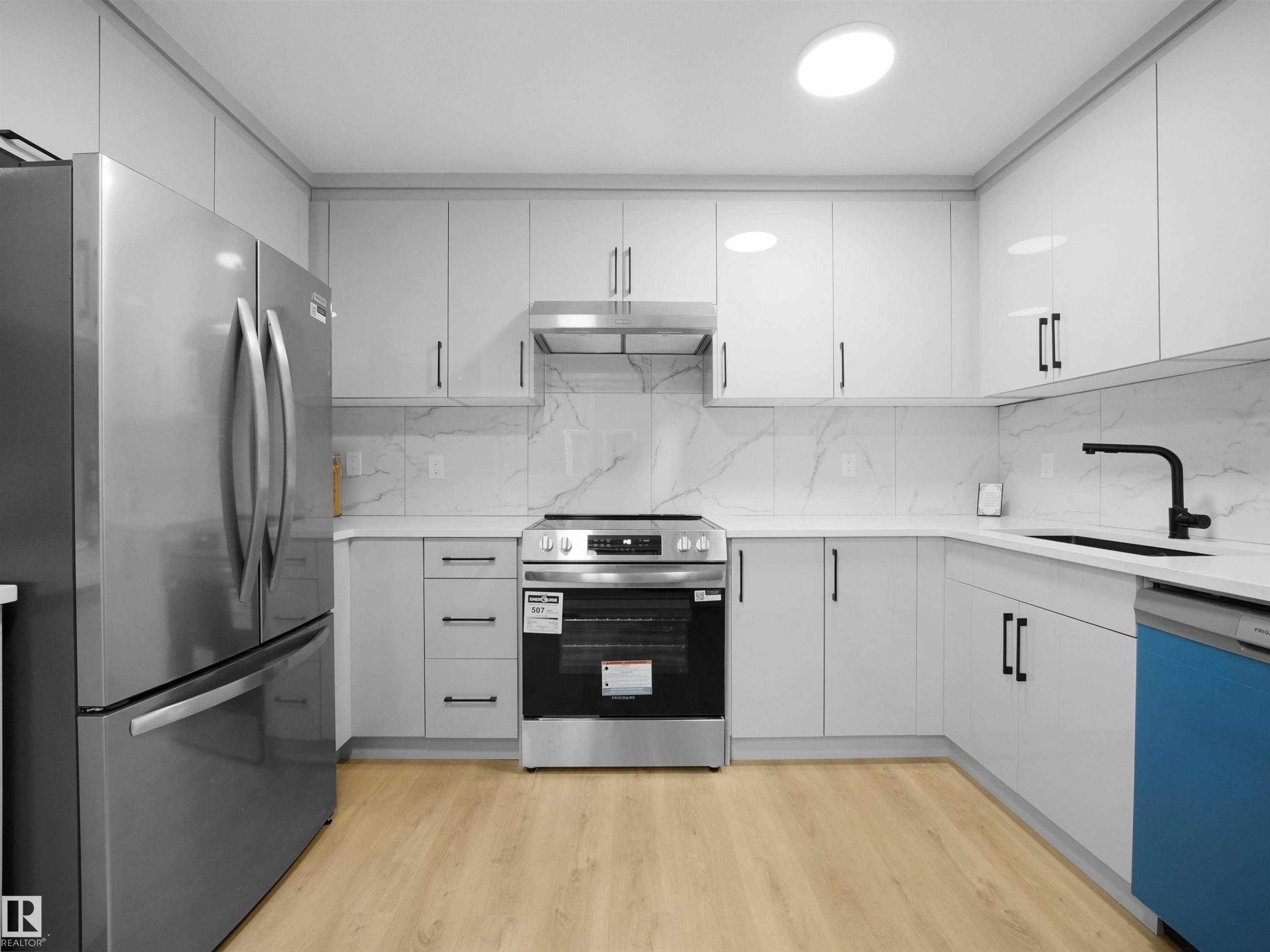 6096 Mill Woods Road Nw, Edmonton, AB - Indoor Photo Showing Kitchen With Upgraded Kitchen