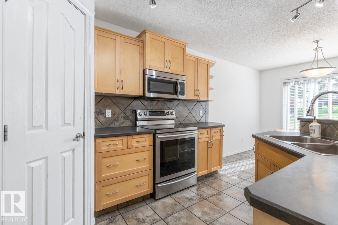 Kitchen With Walk-In Pantry. - 4717 60 Street, Beaumont, AB