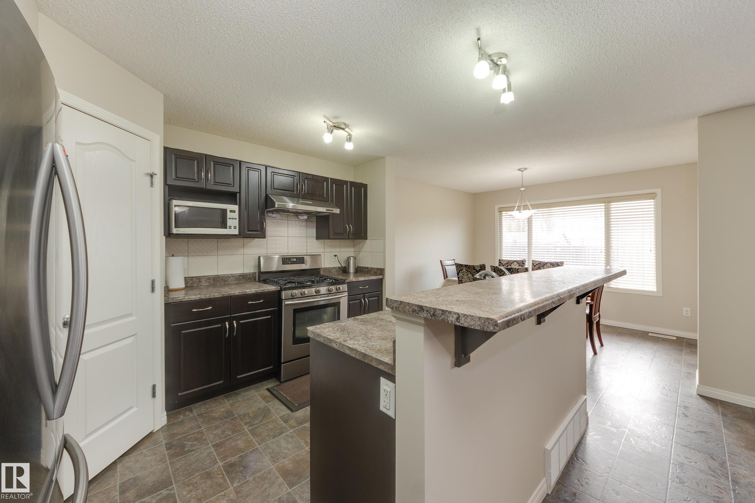 1939 118 Street, Edmonton, AB - Indoor Photo Showing Kitchen With Upgraded Kitchen