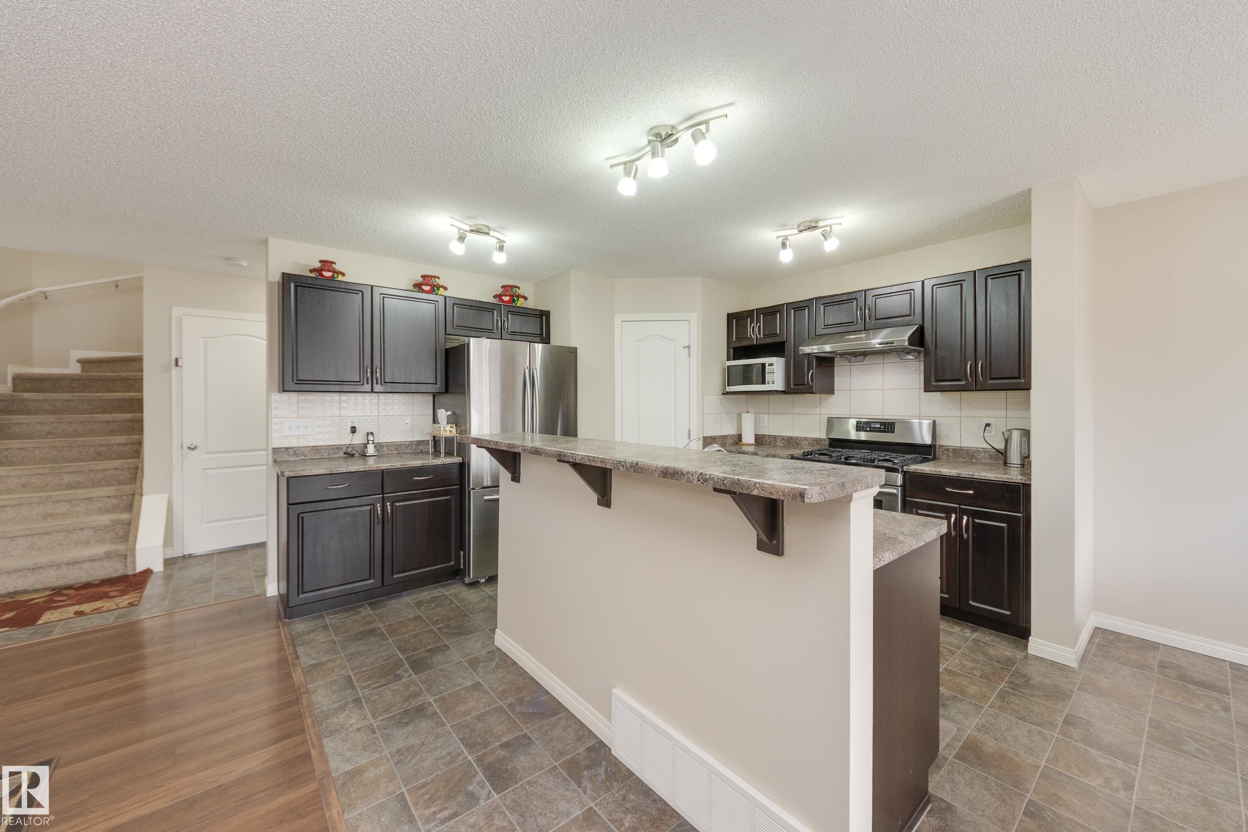 1939 118 Street, Edmonton, AB - Indoor Photo Showing Kitchen With Upgraded Kitchen