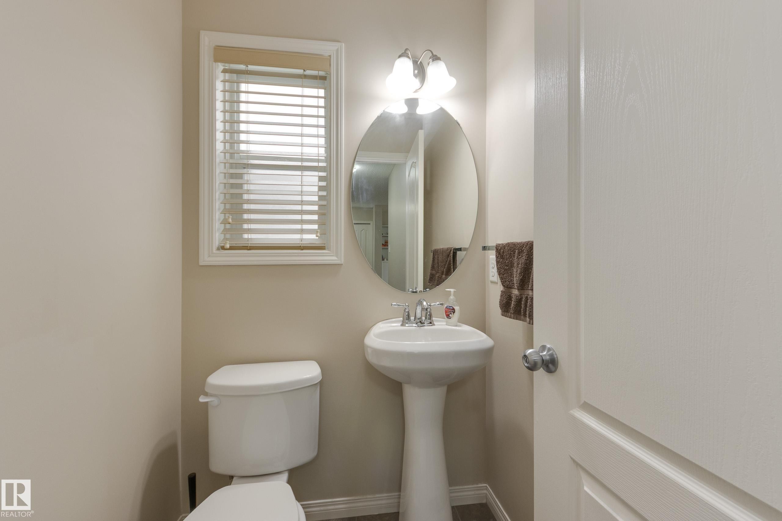 1939 118 Street, Edmonton, AB - Indoor Photo Showing Bathroom