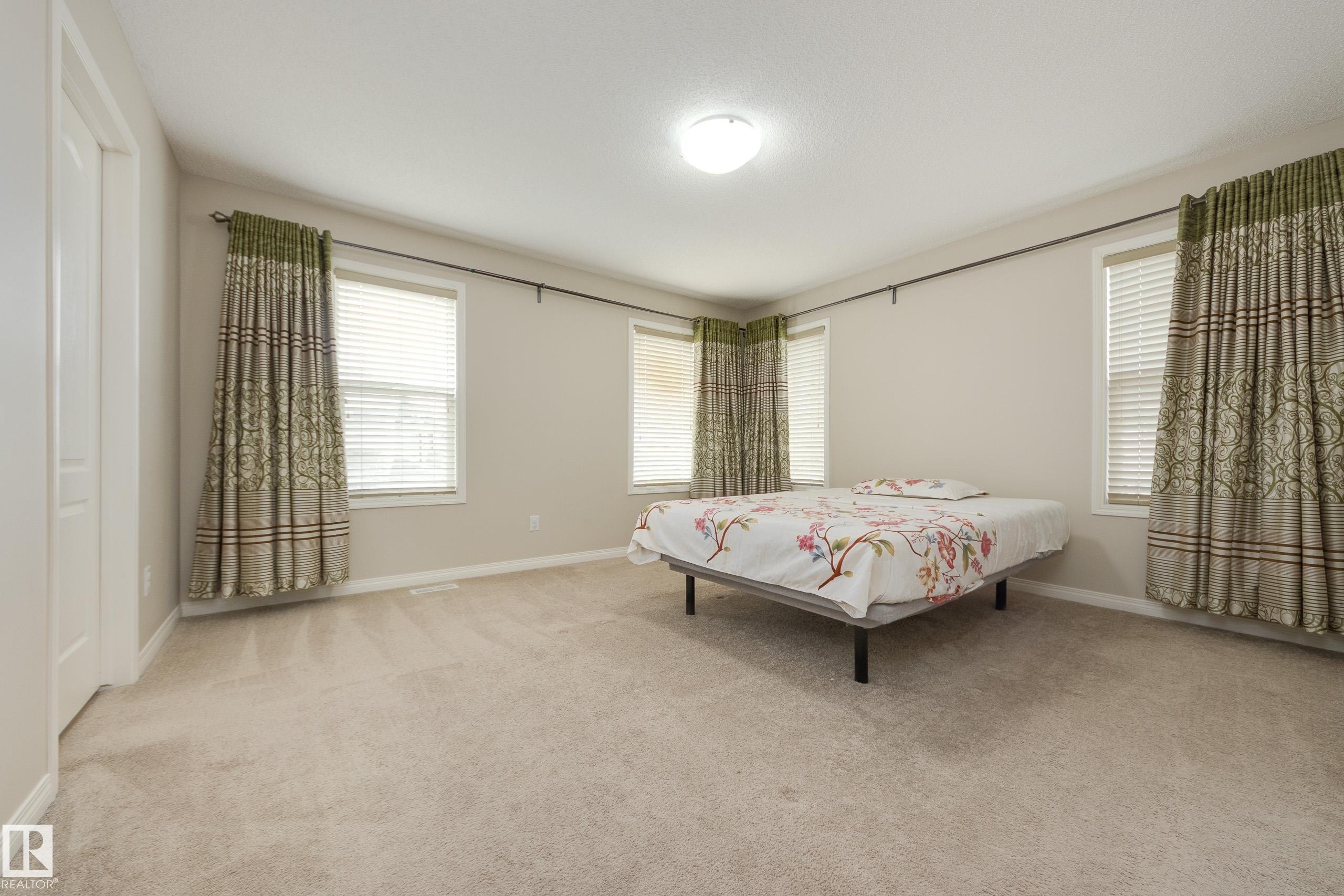 1939 118 Street, Edmonton, AB - Indoor Photo Showing Bedroom