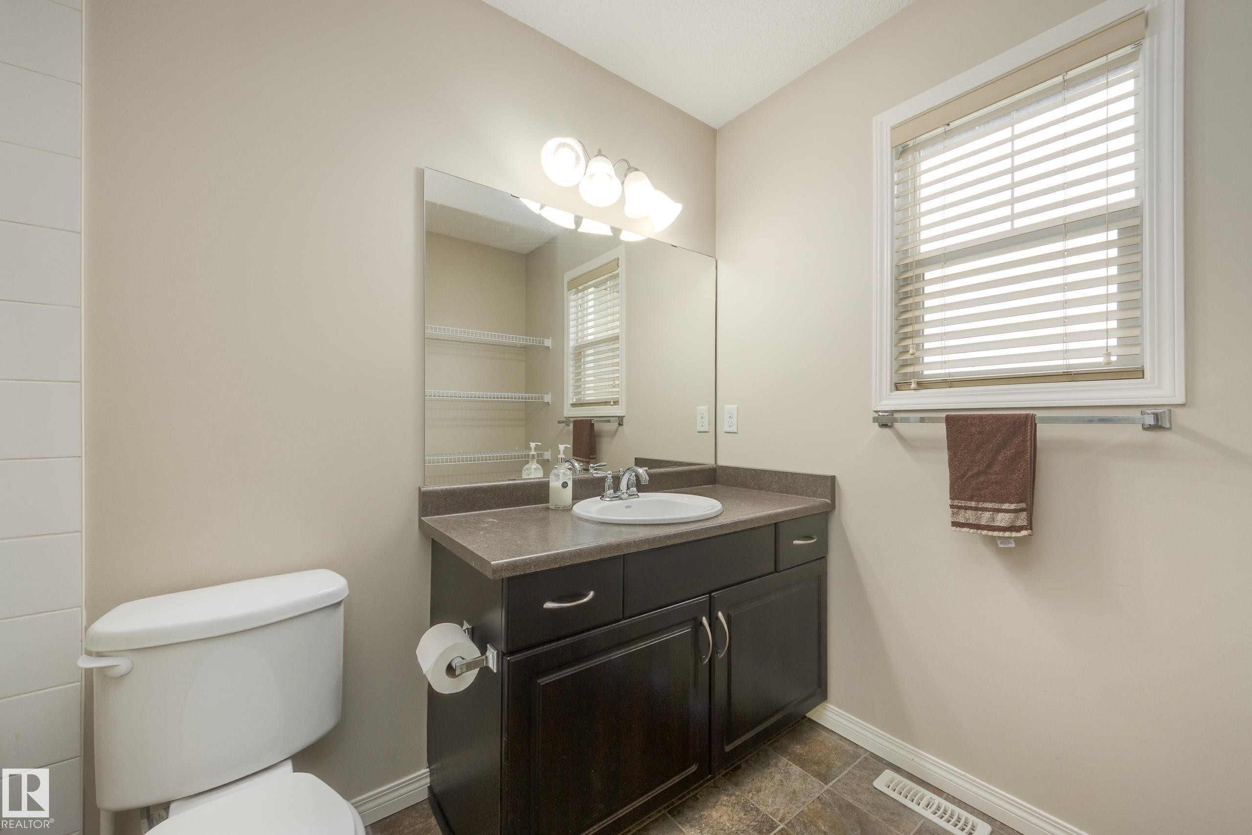 1939 118 Street, Edmonton, AB - Indoor Photo Showing Bathroom