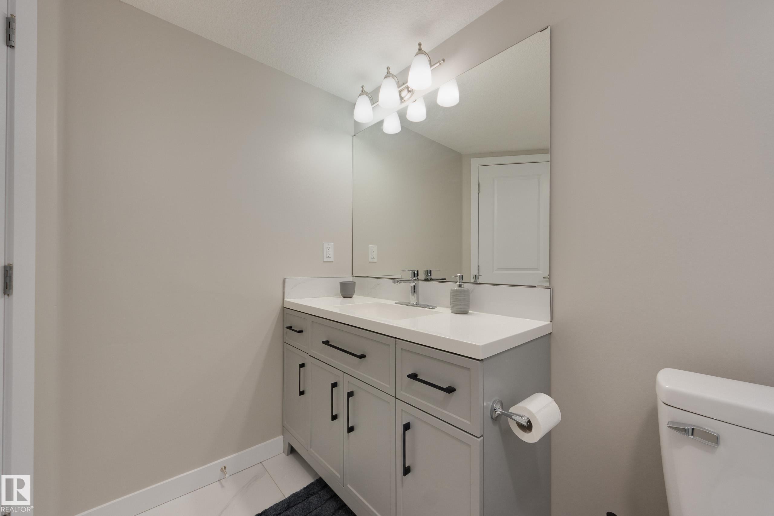 1939 118 Street, Edmonton, AB - Indoor Photo Showing Bathroom