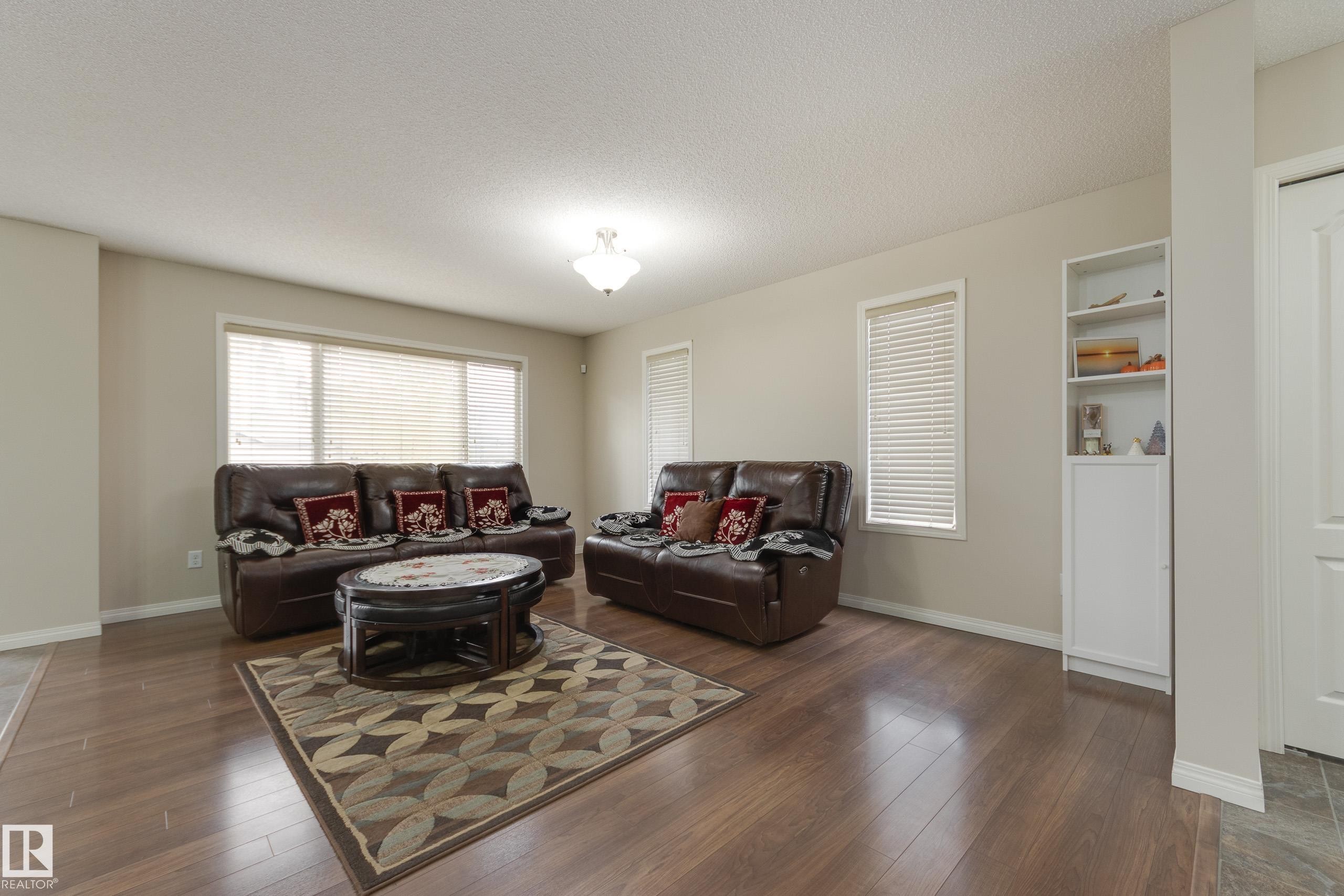 1939 118 Street, Edmonton, AB - Indoor Photo Showing Living Room