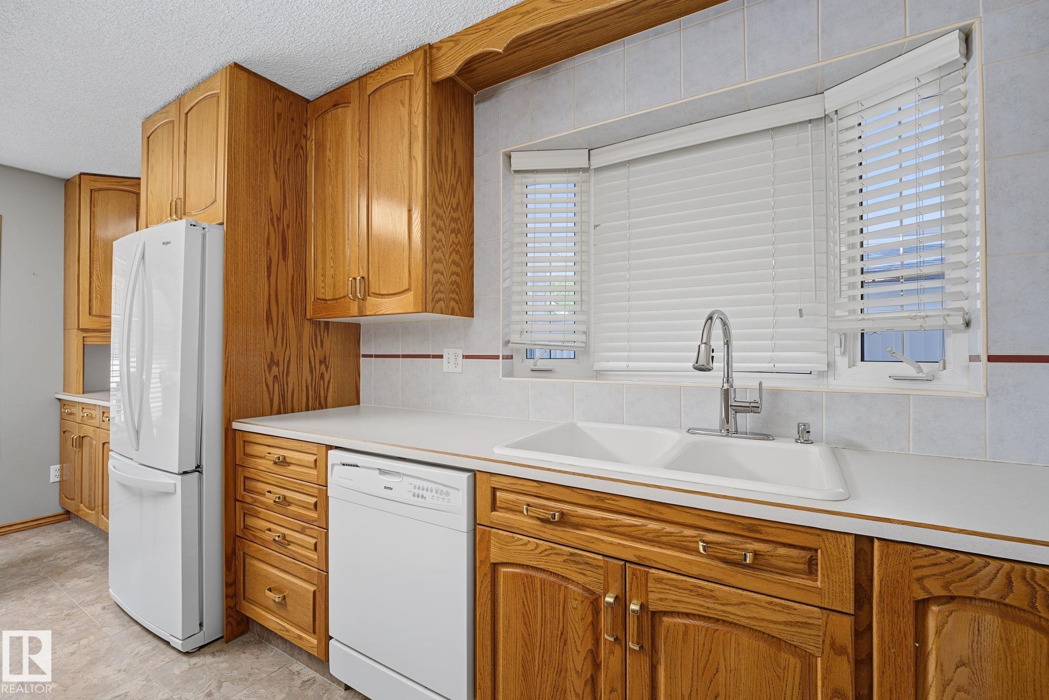 14703 65 Street Nw, Edmonton, AB - Indoor Photo Showing Kitchen