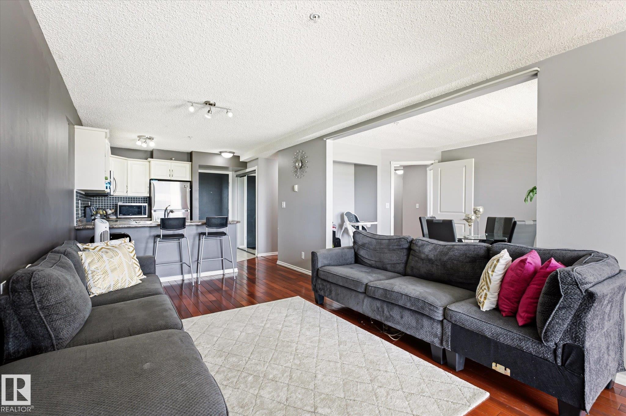 #418 17404 64 Av Nw, Edmonton, AB - Indoor Photo Showing Living Room