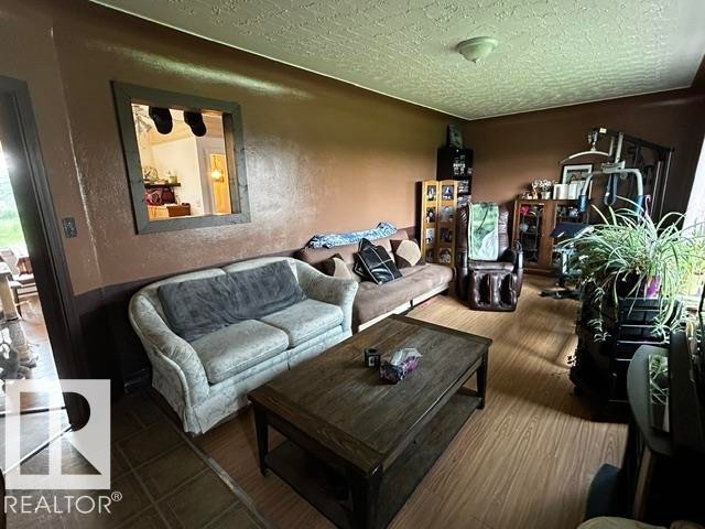 5004 52 Avenue, Chipman, AB - Indoor