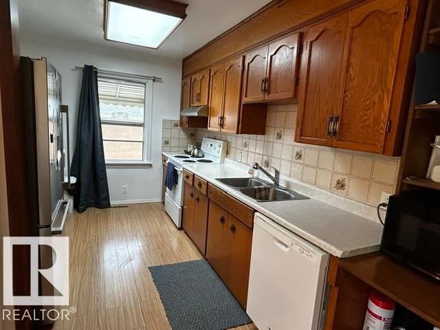 5004 52 Avenue, Chipman, AB - Indoor Photo Showing Kitchen With Double Sink