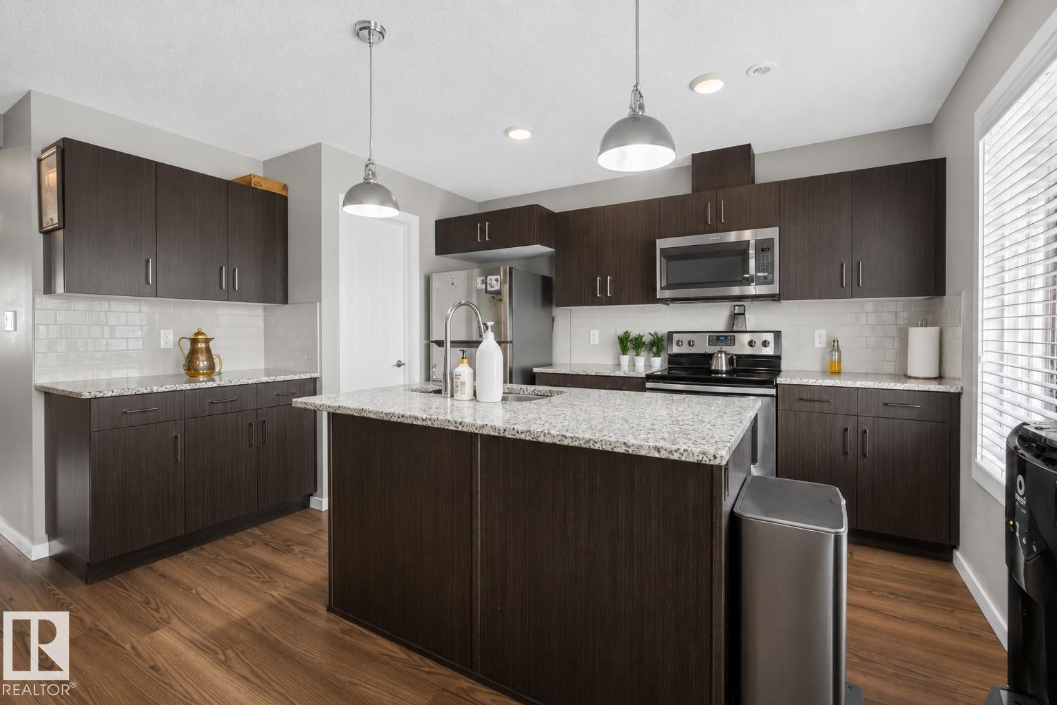 23 2215 24 Street, Edmonton, AB - Indoor Photo Showing Kitchen With Stainless Steel Kitchen With Upgraded Kitchen