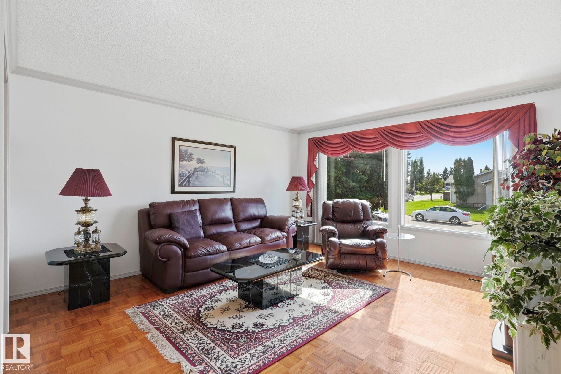 14511 83 Street Nw, Edmonton, AB - Indoor Photo Showing Living Room