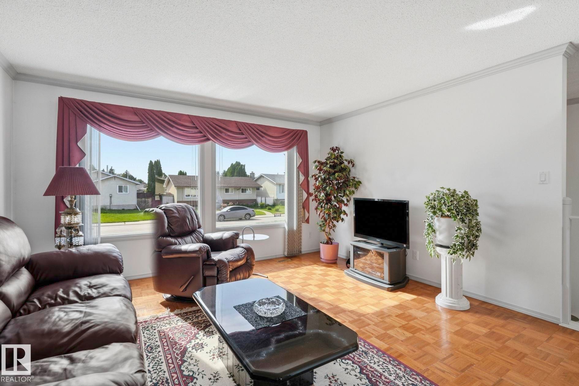 14511 83 Street Nw, Edmonton, AB - Indoor Photo Showing Living Room