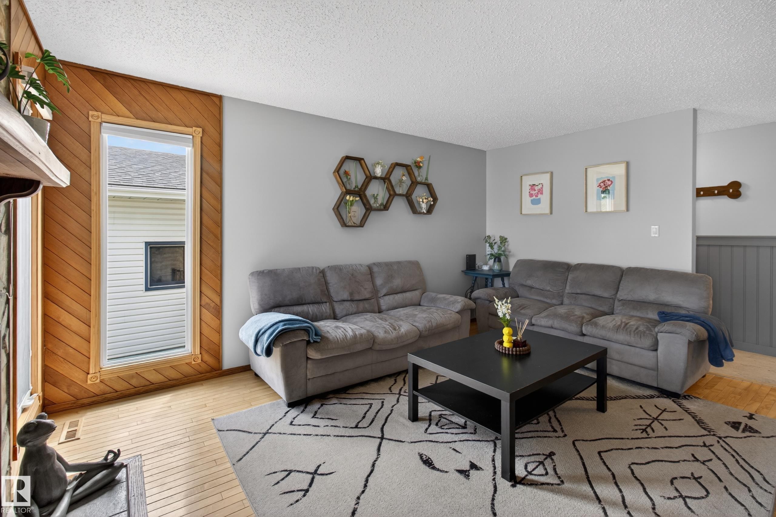 5329 65 St, Redwater, AB - Indoor Photo Showing Living Room