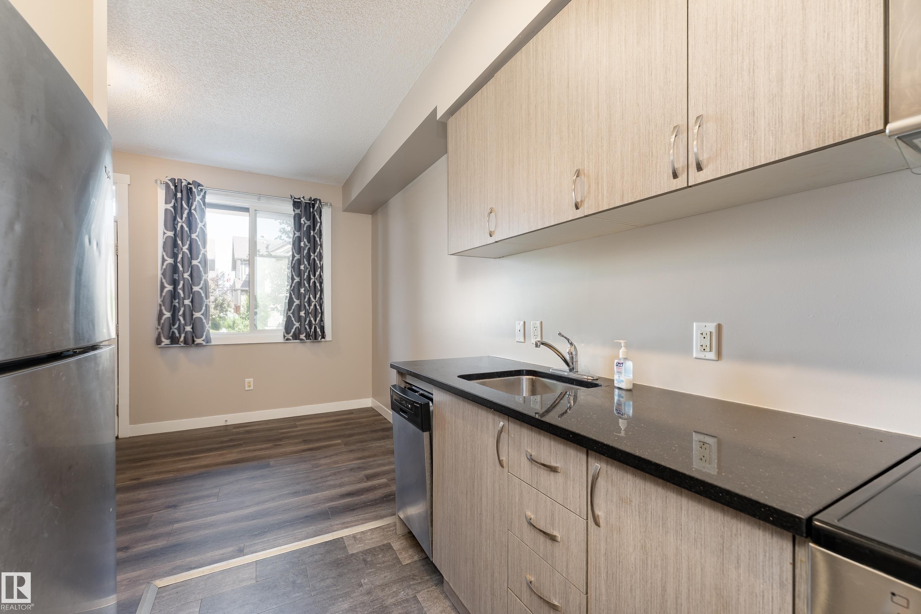 458 Allard Boulevard Sw, Edmonton, AB - Indoor Photo Showing Kitchen