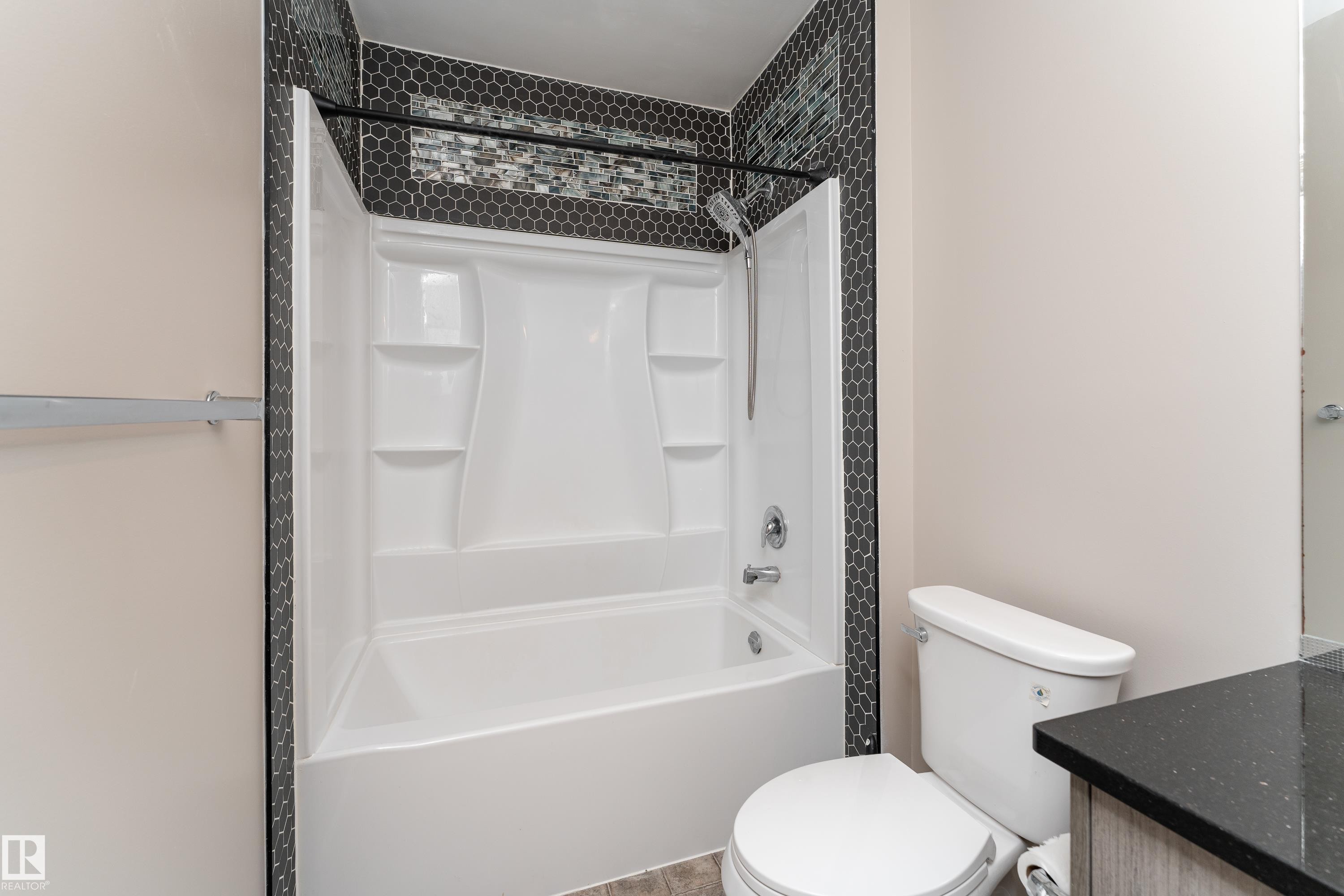 458 Allard Boulevard Sw, Edmonton, AB - Indoor Photo Showing Bathroom