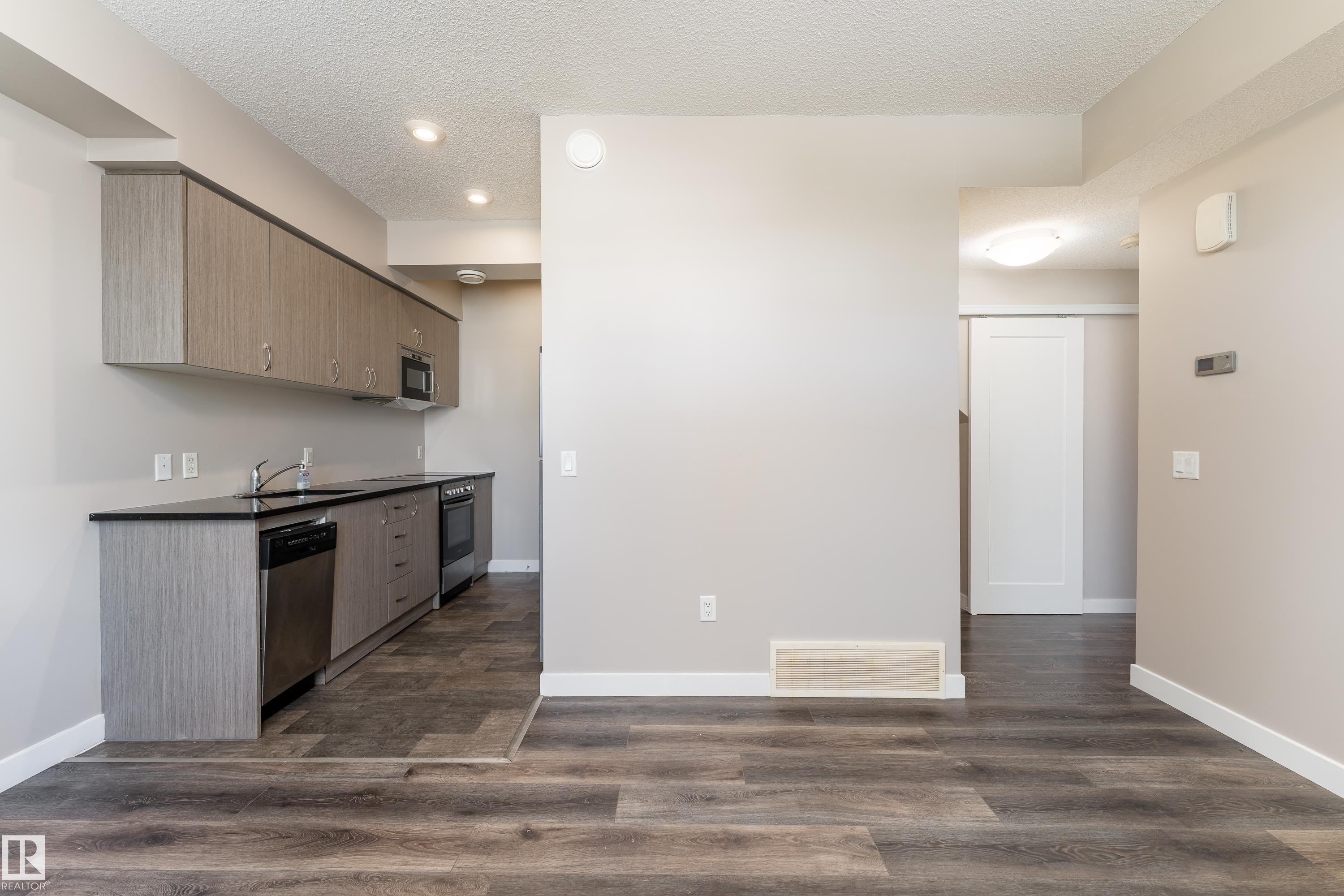 458 Allard Boulevard Sw, Edmonton, AB - Indoor