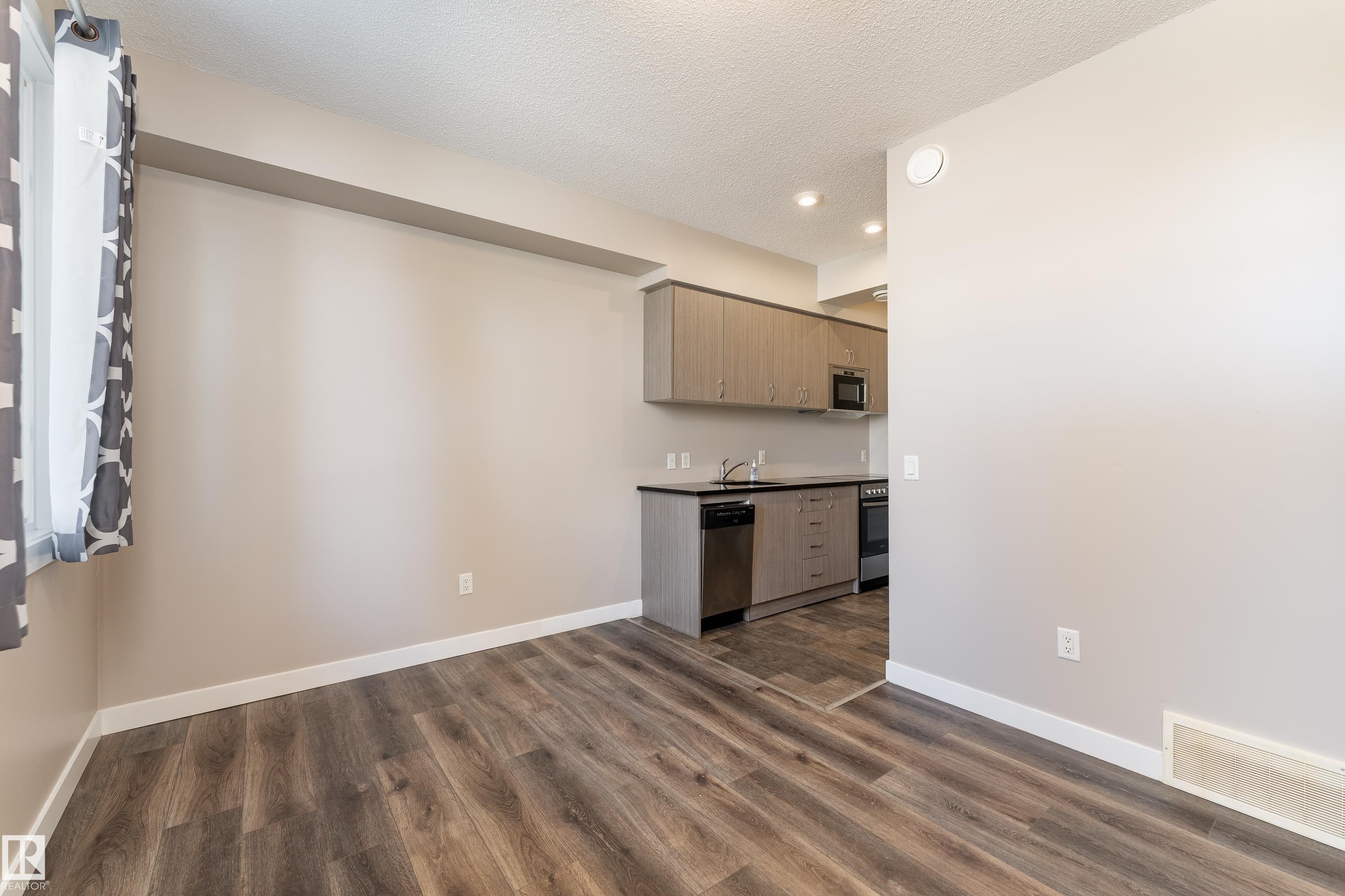 458 Allard Boulevard Sw, Edmonton, AB - Indoor Photo Showing Kitchen