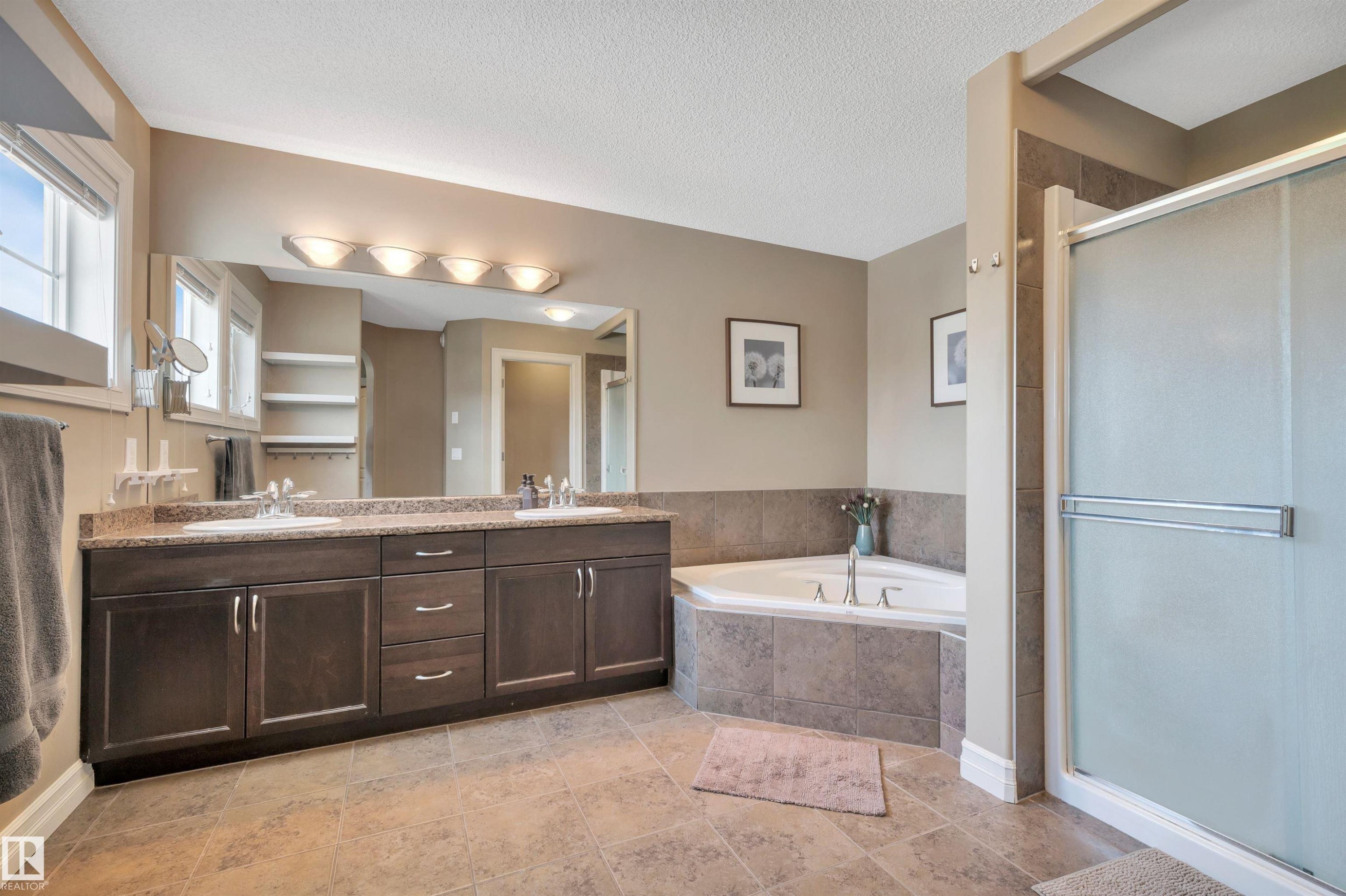 1740 59 Street Sw, Edmonton, AB - Indoor Photo Showing Bathroom