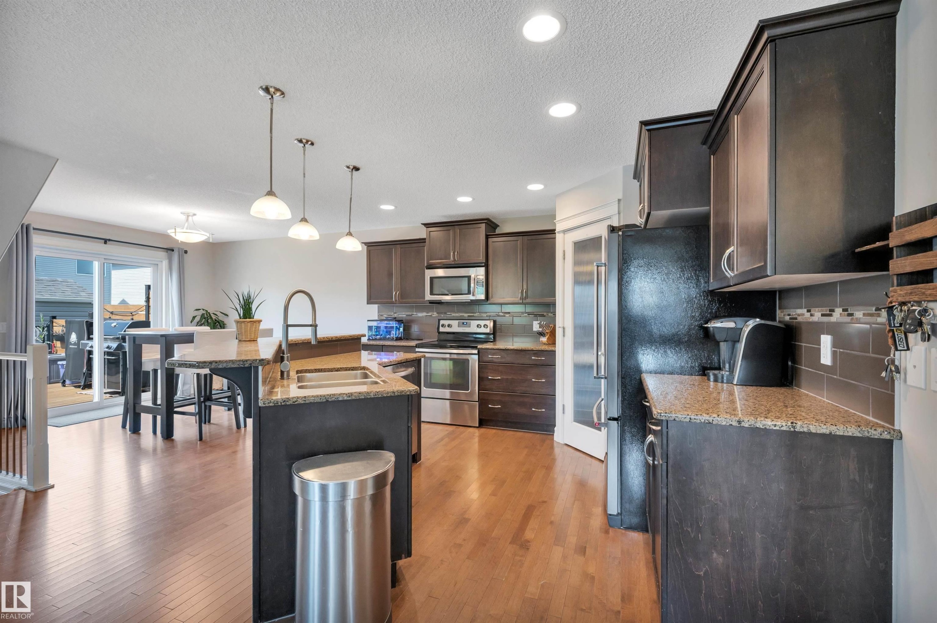 1740 59 Street Sw, Edmonton, AB - Indoor Photo Showing Kitchen With Stainless Steel Kitchen With Upgraded Kitchen