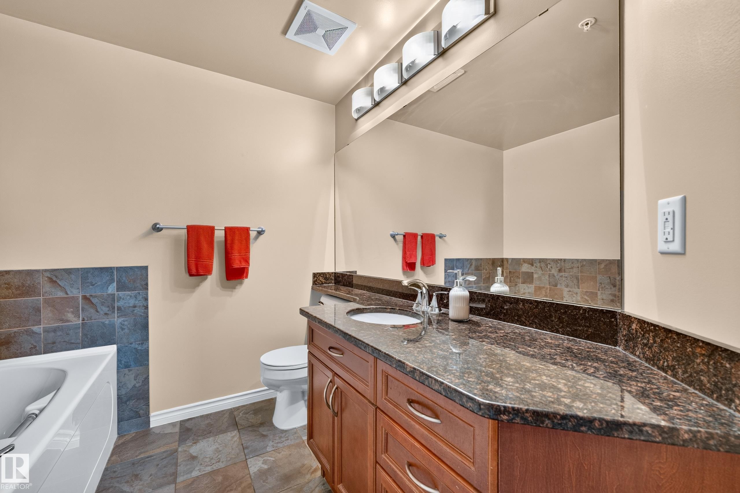 #703 9707 106 St Nw, Edmonton, AB - Indoor Photo Showing Bathroom