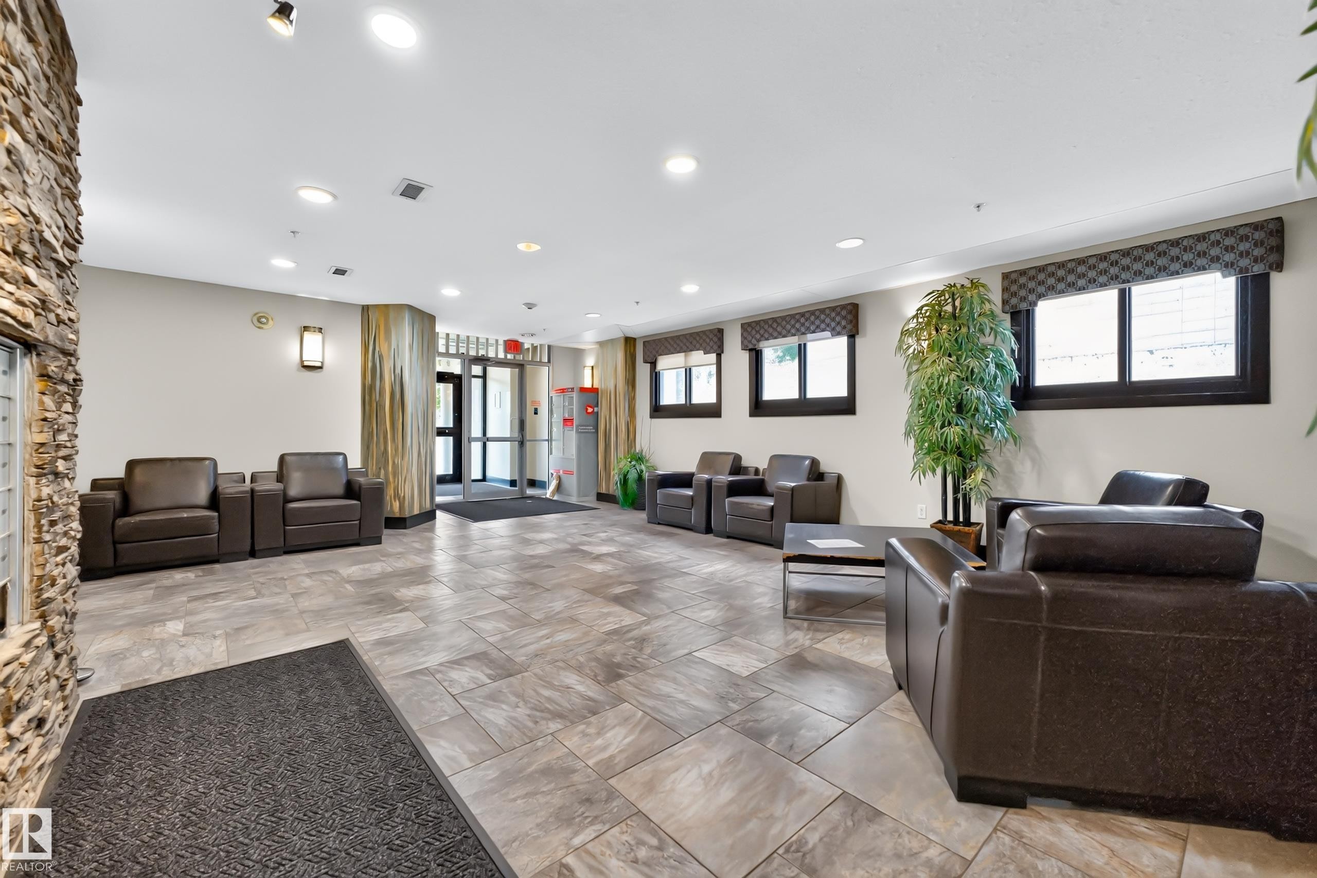 #703 9707 106 St Nw, Edmonton, AB - Indoor