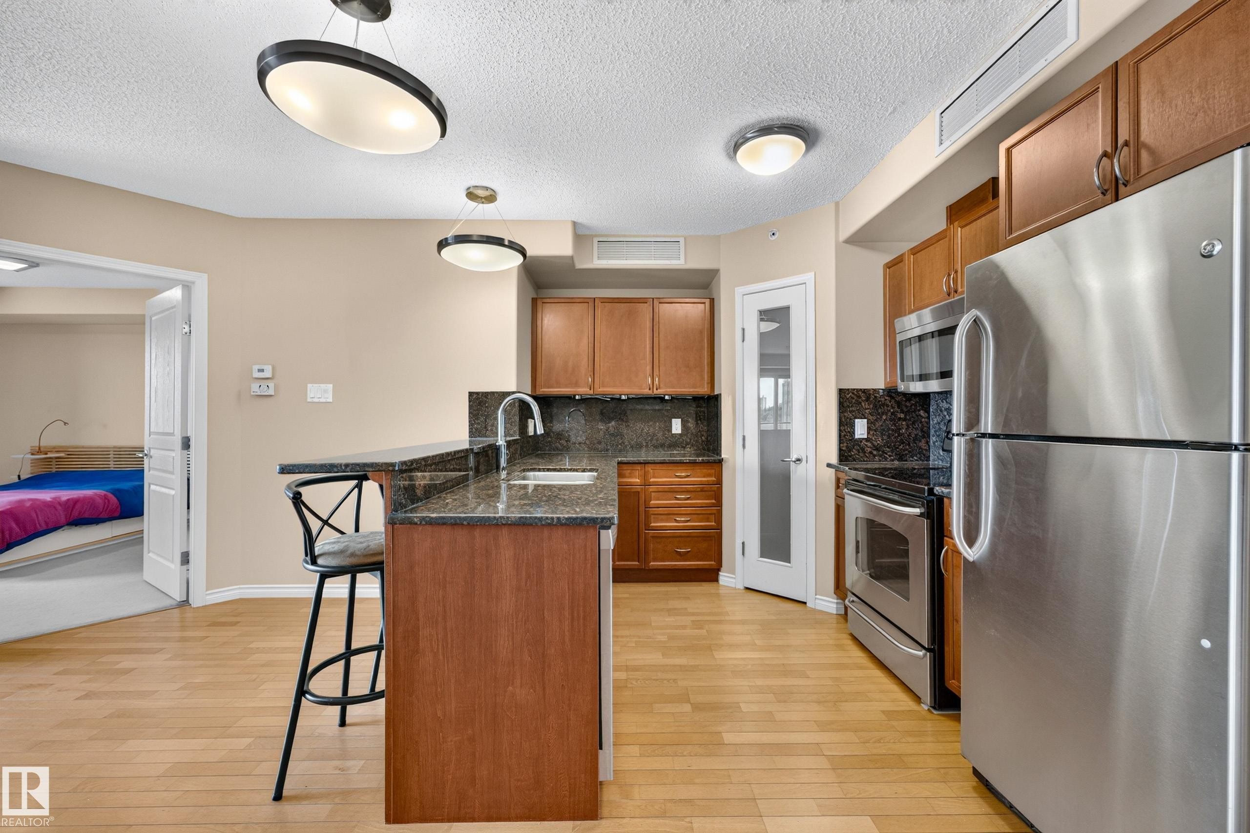 #703 9707 106 St Nw, Edmonton, AB - Indoor Photo Showing Kitchen