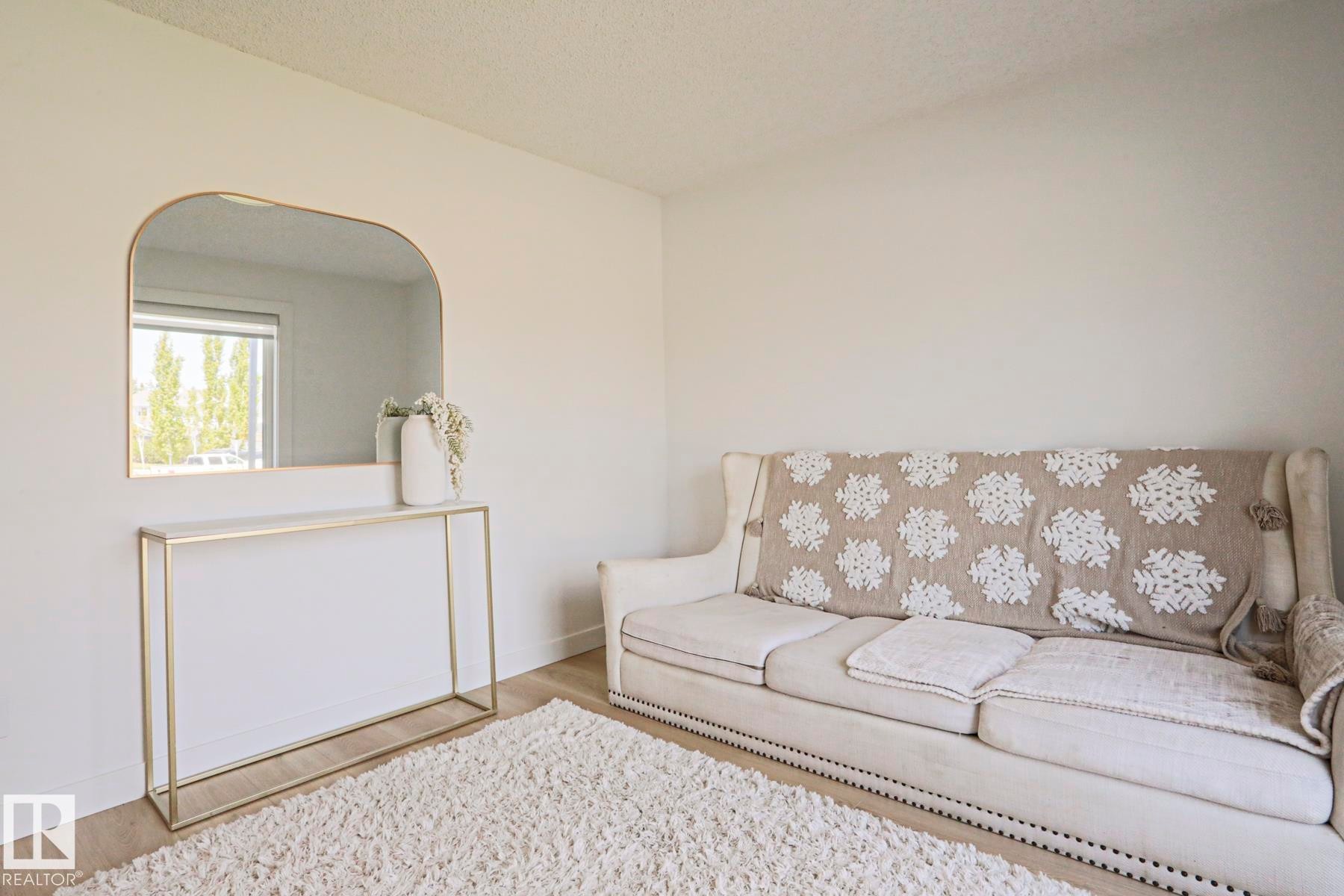 Light-toned wall finishes - 11347 10 Avenue, Edmonton, AB - Indoor