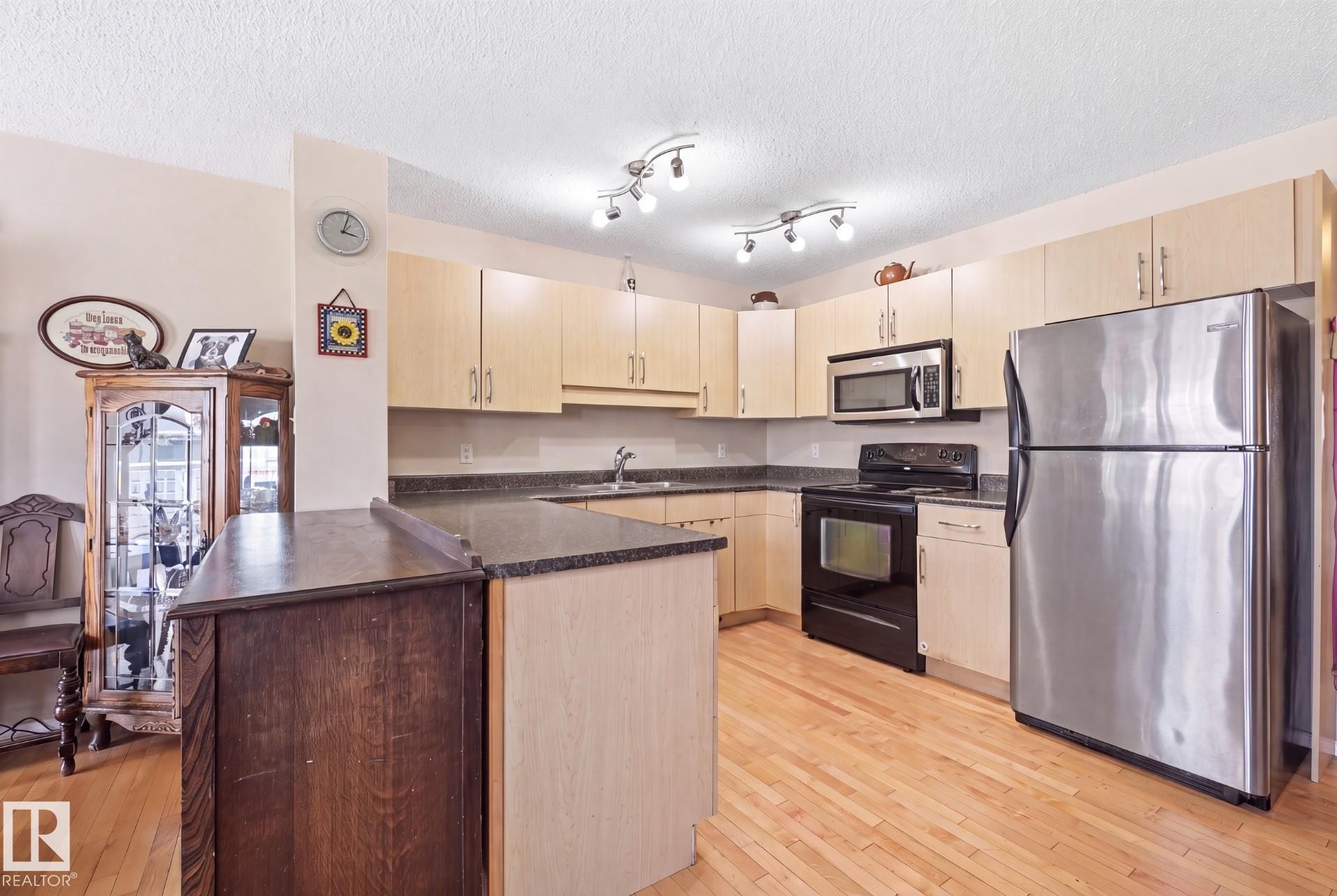 1867 119 Street Sw, Edmonton, AB - Indoor Photo Showing Kitchen With Double Sink