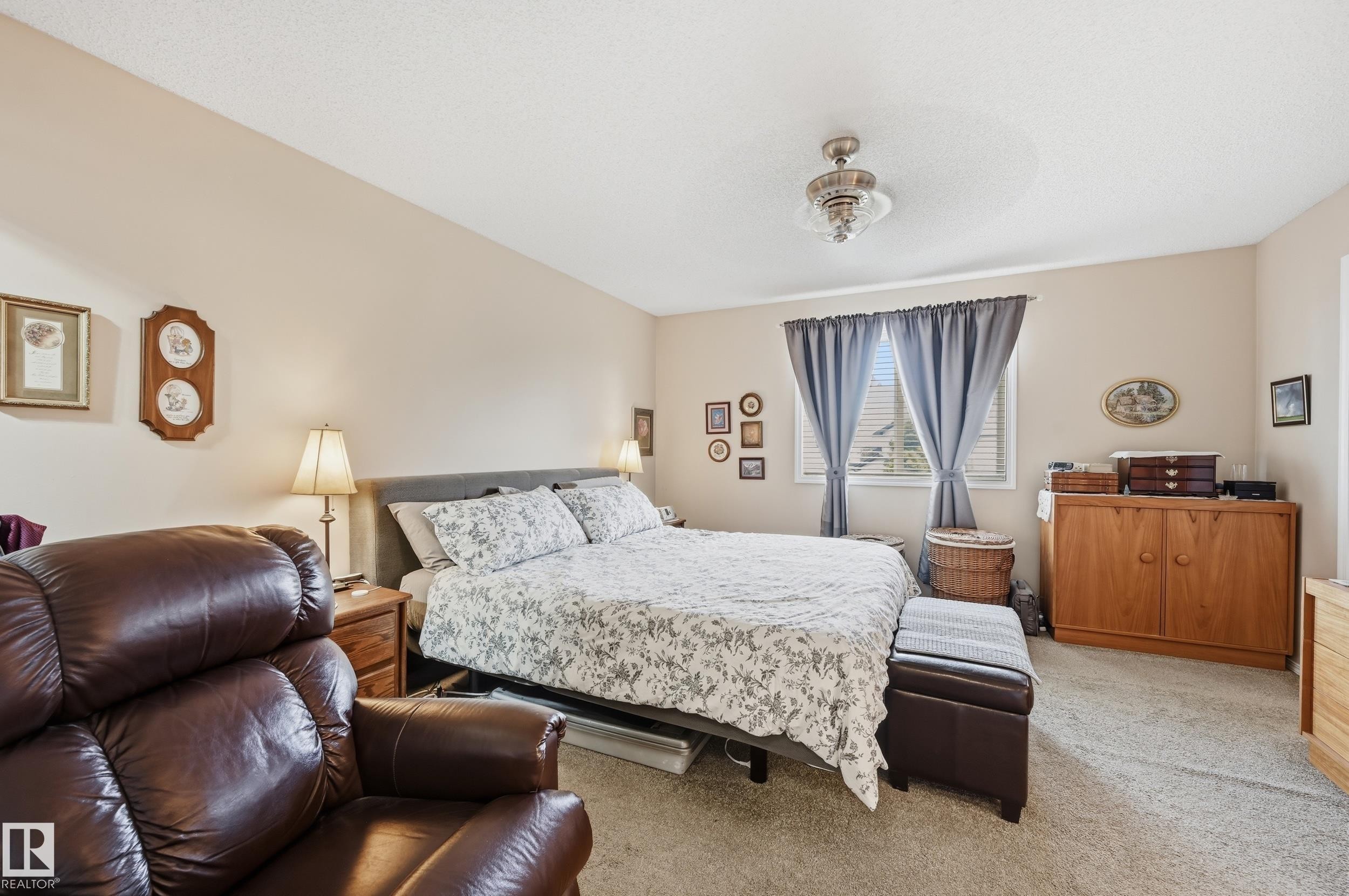 1867 119 Street Sw, Edmonton, AB - Indoor Photo Showing Bedroom